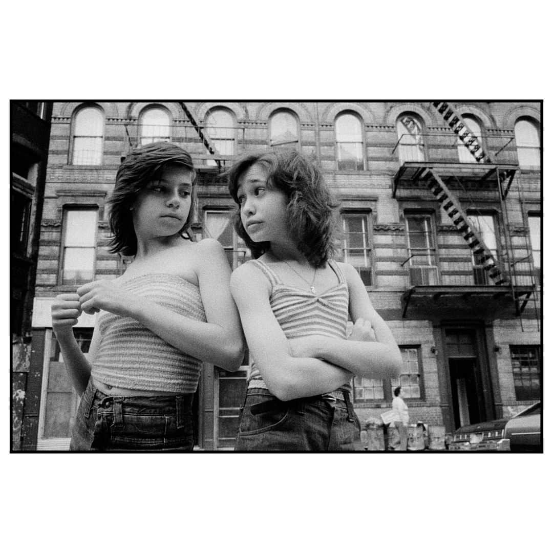 Magnum Photosさんのインスタグラム写真 - (Magnum PhotosInstagram)「Congratulations to Magnum photographer @susanmeiselas, who has been announced as the winner of the Deutsche Börse Photography Foundation Prize 2019 for her retrospective exhibition 'Mediations'! . PHOTO: Dee and Lisa on Mott Street. Little Italy. New York City, USA. 1976. . © @susanmeiselas/#MagnumPhotos」5月17日 5時00分 - magnumphotos