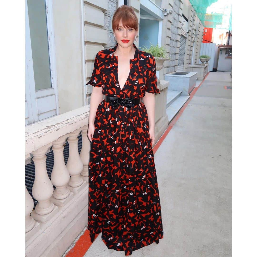 ブライス・ダラス・ハワードさんのインスタグラム写真 - (ブライス・ダラス・ハワードInstagram)「Tonight was the @rocketmanmovie @festivaldecannes premiere! This previously owned @gucci dress (and @reemacra belt) was an exciting find on @therealreal. It’s pretty hot here at Cannes and it’s made out of cotton. I felt so badly for the fellas in suits! Congrats to @eltonjohn, @bernietaupinofficial, @davidfurnish, and the rest of the Rocketman family on a wonderful screening. Now off to the after party!」5月17日 5時08分 - brycedhoward