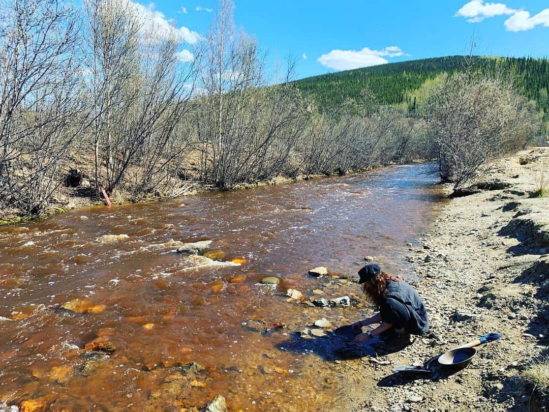 パトリック・J・アダムスのインスタグラム：「Thanks for all the support over the years but @sleepinthegardn and I are leaving show business and committing full time to gold mining. It’s our first day panning and we haven’t actually found any gold yet but it’s obviously just a matter of time. Sometimes you just have to stake a claim and work it, you know?」