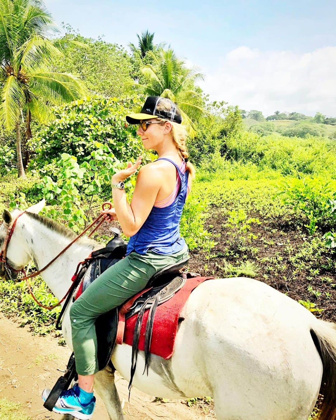 ミカエラ・シフリンのインスタグラム：「Met a nice horse, his name is Mambo... then we galloped around on a beach that extended forever and ever with not a single person in sight and it felt like flying😍🤩🤪🐎🙌 How is your day going?😜」