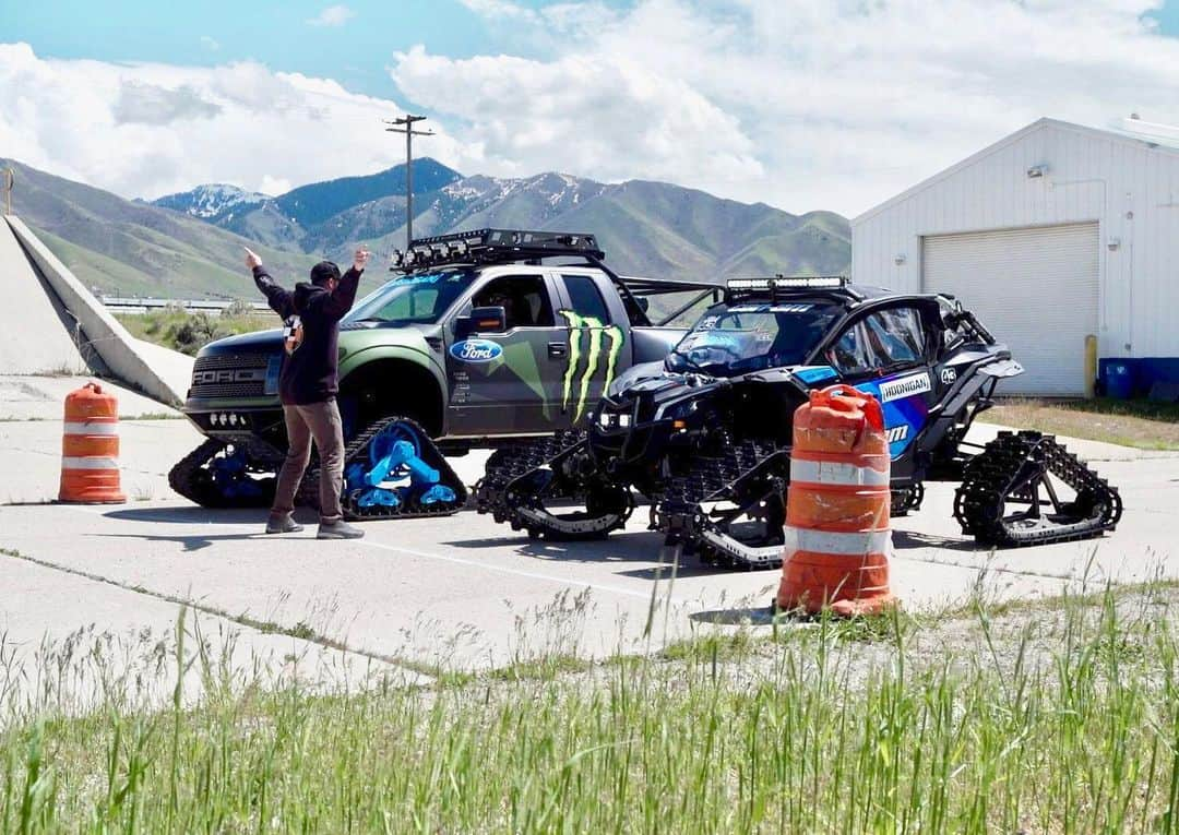 ケン・ブロックさんのインスタグラム写真 - (ケン・ブロックInstagram)「This week’s YouTube episode: a full breakdown of my @CanAmOffroad Maverick X3 with their Apache Tracks kit, plus some non-recommended usage: Drag racing! Against my Ford F-150 RaptorTRAX! Link in my bio! #donttrythisathome #CanAm #ApacheTracks #RaptorTRAX」5月17日 5時15分 - kblock43