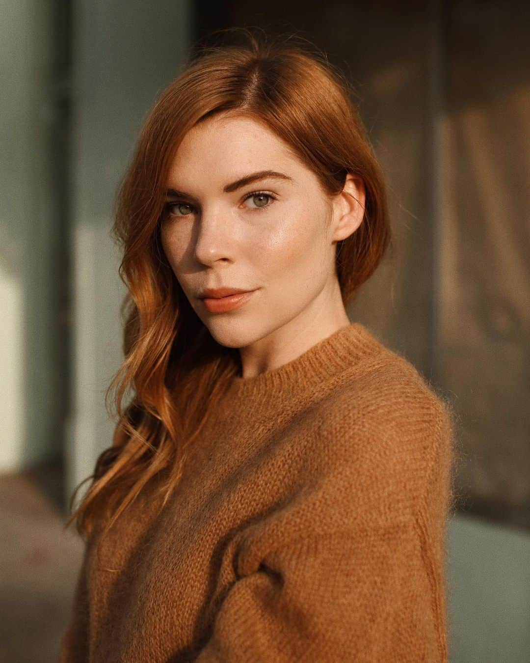 コートニー・ハルヴァーソンさんのインスタグラム写真 - (コートニー・ハルヴァーソンInstagram)「Golden hour 💛 Also, shoutout to my dermatologist, aesthetician, hair color expert, and lash lift guru for giving me this alllllmost all natural glow. 😂 Now someone cast me in their next film shot entirely during dreamy golden hour.」5月17日 5時26分 - prettylittlefawn