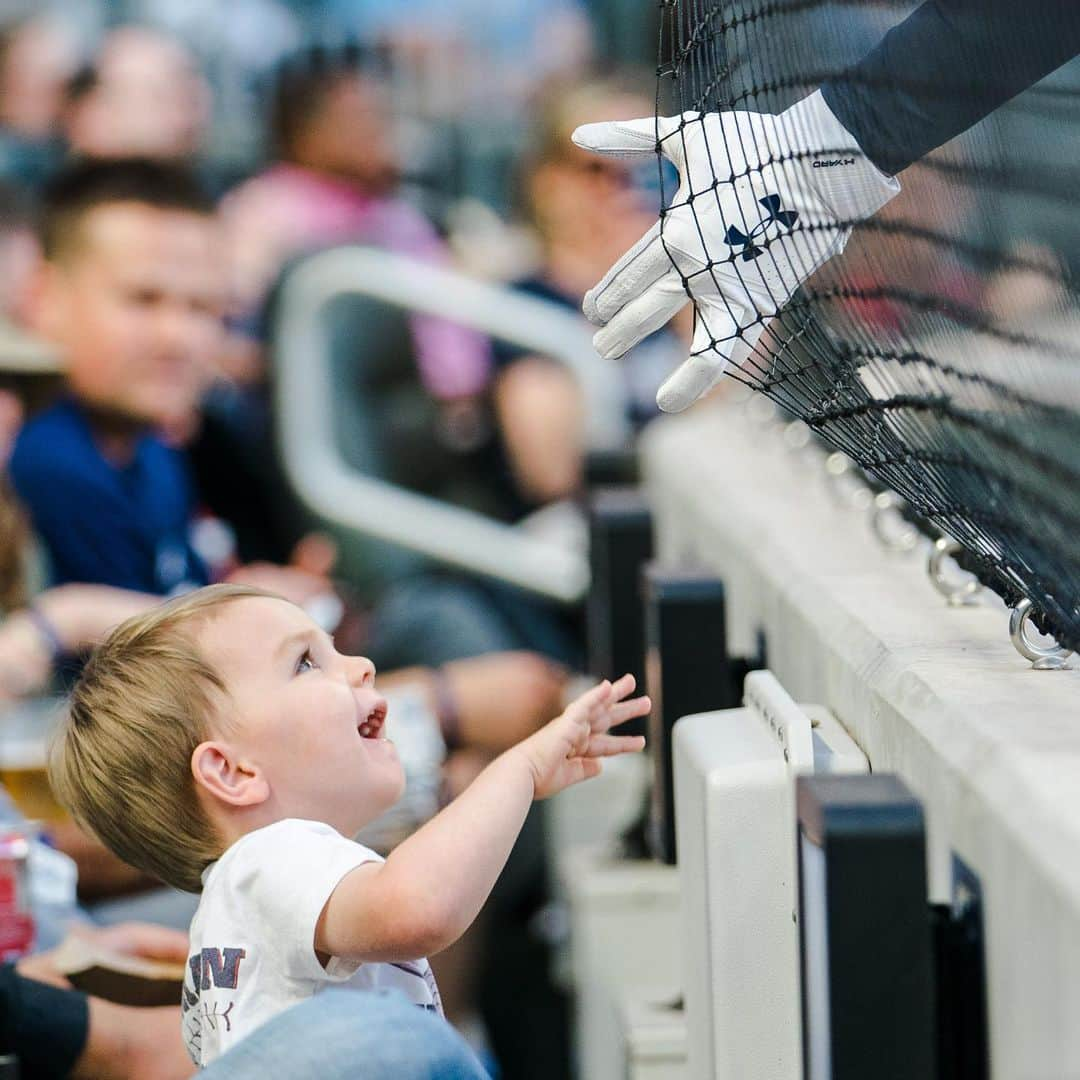 アトランタ・ブレーブスさんのインスタグラム写真 - (アトランタ・ブレーブスInstagram)「When Dad is on deck ♥️ (scroll for overwhelming cuteness 🥰)」5月17日 5時37分 - braves