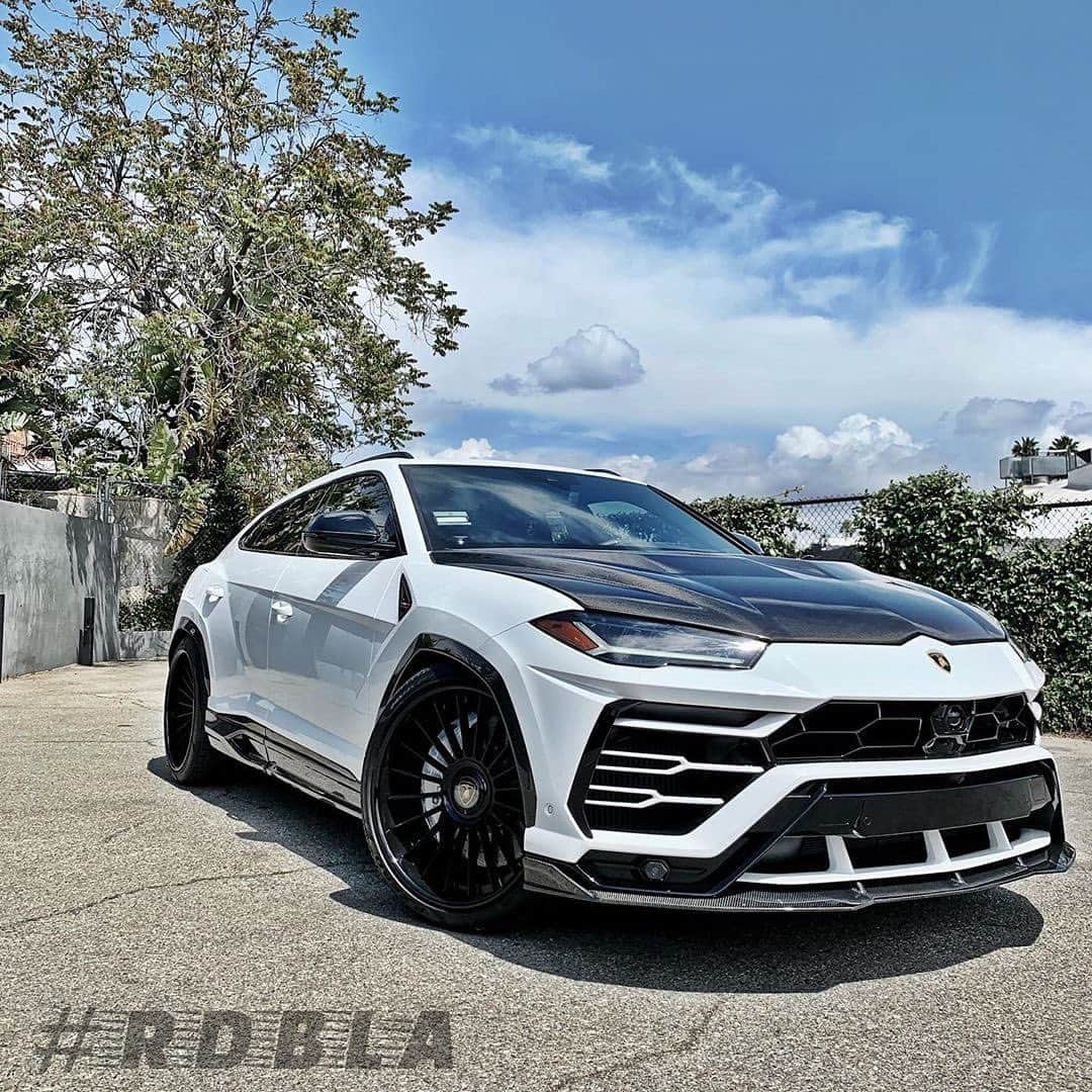 CARLiFESTYLEさんのインスタグラム写真 - (CARLiFESTYLEInstagram)「Fully customized Urus. Thoughts? Done by @rdbla #carlifestyle」5月17日 5時32分 - carlifestyle