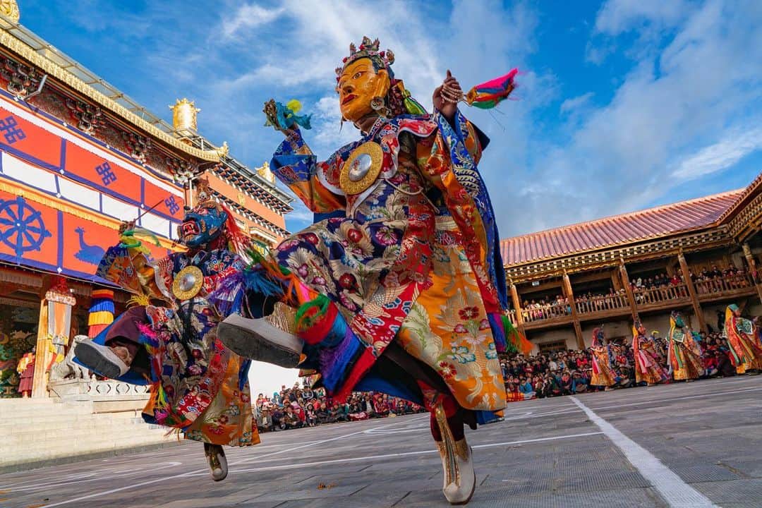 Michael Yamashitaさんのインスタグラム写真 - (Michael YamashitaInstagram)「Ringside seats for Tibetan Gedong Mask Dancing: Joseph Rock, the legendary National Geographic explorer in the 1920's called it "devil dancing" as the masks have an enraged and menacing look, to strike terror into evil spirits and chase them off, but they don't symbolize demons. Monks perform this yearly ritual dancing on one foot to the beat of cymbals, drums, and traditional Tibetan horns to the delight of the local crowd. The occasion is the New Moon festival.  #shangrila #yunnan #Tibetanculture #tibetanbuddhism」5月17日 5時33分 - yamashitaphoto