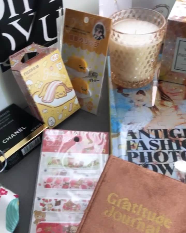 デビー・ライアンのインスタグラム：「feeling fully birthday spoilt with tons of material for my gratitude journal. leaving the link up in my bio for a while, in case you forgot to donate to Humanity and Inclusion ✨💌」