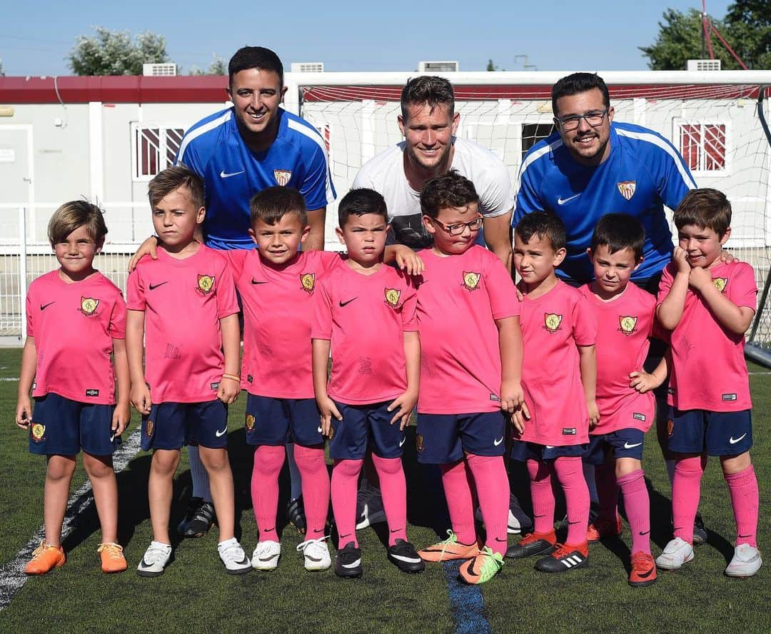 セビージャFCさんのインスタグラム写真 - (セビージャFCInstagram)「Esta semana nuestros chicos de la Escuela Football SFC Antonio Puerta, han recibido unas visitas muy especiales... 🧒🏻👦🏼❤️⚽️ #WeareSevilla #TeamVaclik」5月17日 5時40分 - sevillafc