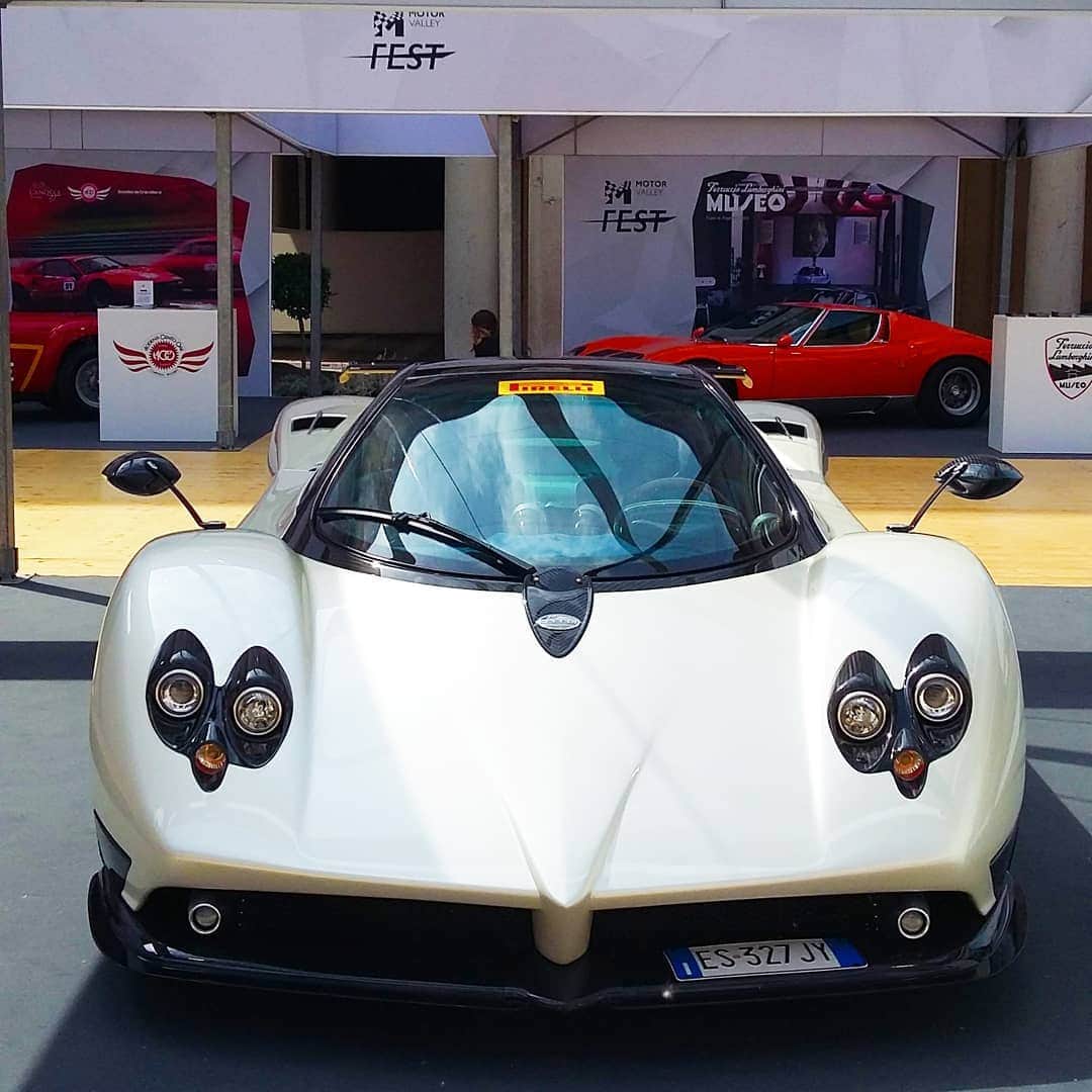 パガーニ・アウトモビリのインスタグラム：「Final touches before the big time! Are you ready for the @motorvalleyofficial Fest? More to come!  #MotorValleyFest #pagani #zonda #zondaf #zonda20 #zonda20anniversary」