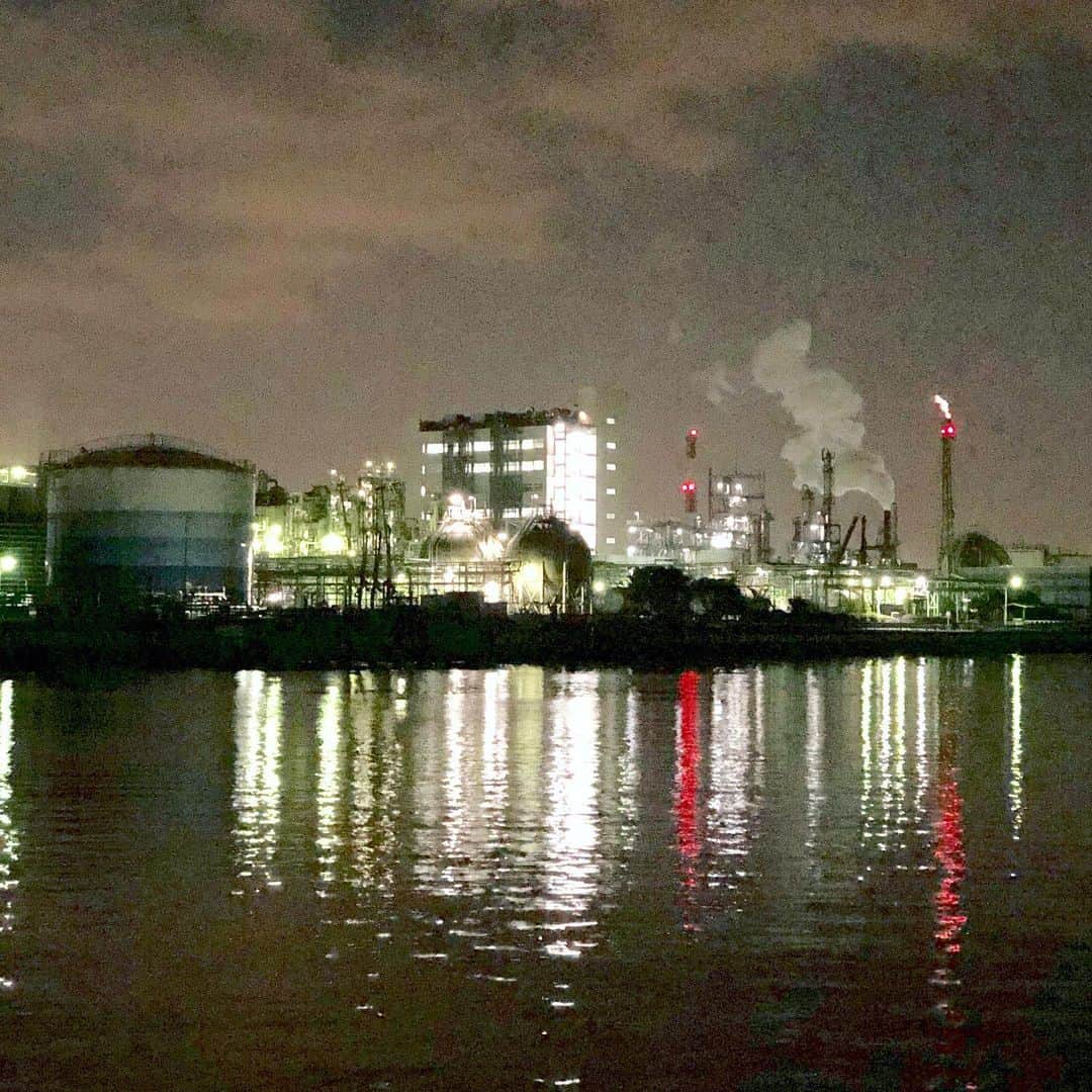 run+さんのインスタグラム写真 - (run+Instagram)「川崎の工場地帯 光で照らし出される無骨な鉄筋とか、燃え上がる炎、海面に映し出される灯り。 まさに工場萌え😍 ・ こんな日に限って電車止まってものすごく焦ったけど、なんとか辿り着くことが出来て、素敵な景色見たりピント調整の使い方を今更ながらレクチャー頂きカメラ楽しい✨ ・ この後みんなのアップした写真見て皆さんの技術力の高さに呆然…(;´Д｀) カメラまだまだ初心者なので #📷 好きの皆様暖かく見守って下さい💦 ・ #川崎 #川崎コンビナート #コンビナート #工場 #工場夜景 #工場夜景萌え #カメラ #一眼レフ #カメラ初心者 #カメラ初心者の人と繋がりたい #ファインダー越しの世界 今度は夕方からグラデ－ション撮影を狙いたいな♪ ・ #水面 #煙突」5月17日 5時49分 - runplus