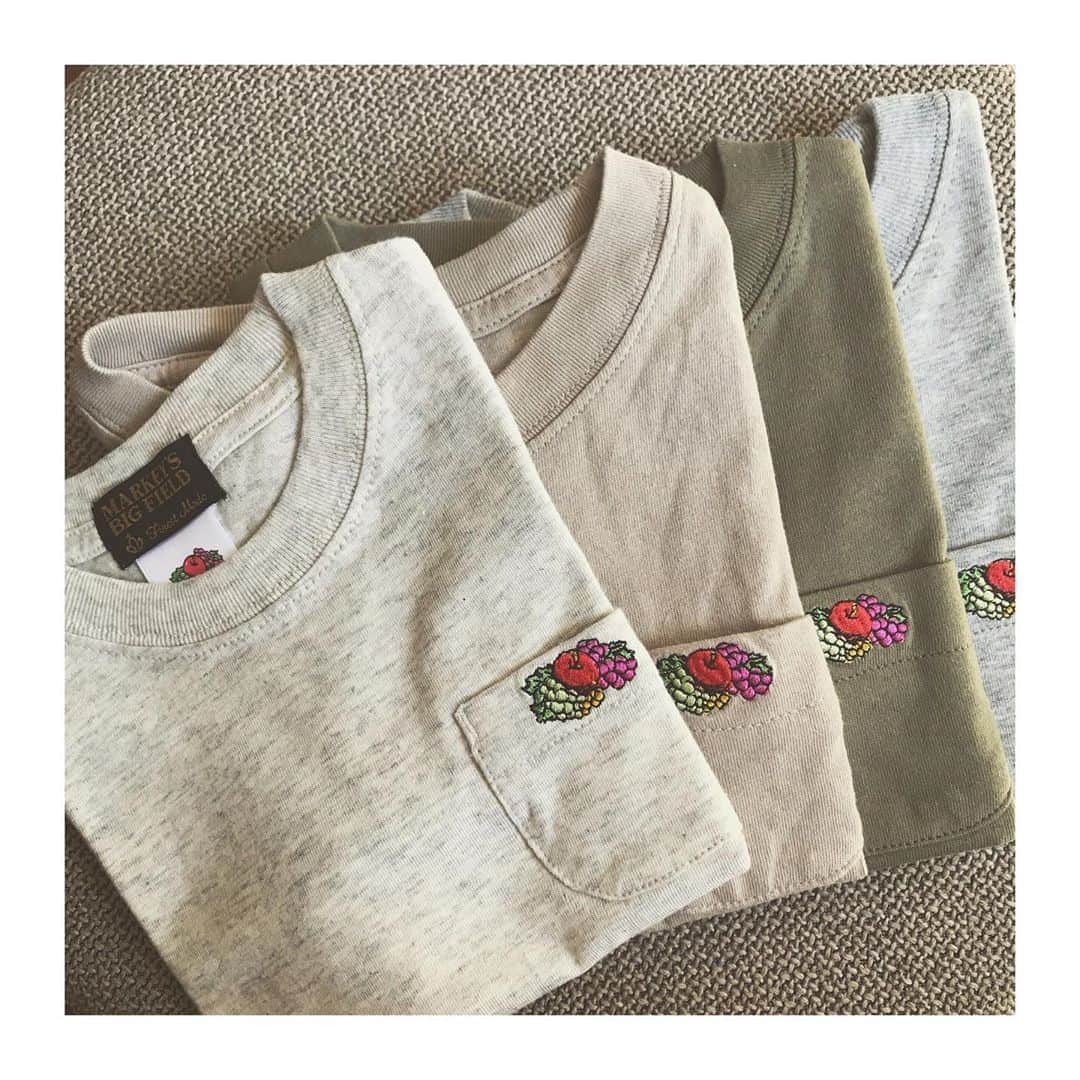 上村若菜のインスタグラム：「. Wakameの偏愛リスト 〝fruit of the loomのキッズT〟 . 日に日に洋服へのこだわりが強くなる長男。 私が気に入って買った（しかも奮発して）休日用のVintageTシャツは絵柄が気に入らないと全てNO!を突きつけてくる。 だからといって無地Tはつまらないらしく、なかなか着てくれない。 そんな中、去年買ったこのポケTだけはお気に入り。 胸にフルーツの刺繍がしてあるのがいいらしい🍎🍇🍒 確かにちょっとした遊びこごろがかわいい。  まぁそれならばということで、今年はまとめ買い。 ニュアンスカラーが揃うことと、さすがのフルーツT、生地がしっかりしてて洗っても伸びにくい。 1枚1500円ちょっとという価格もありがたい🙆‍♀️ これだけあればどんなボトムにも対応できるかな。 Markey'sの別注。 . 店頭&ネットにはあったけど、サイズ欠けが多いので、もしかしたら今年はもう作ってないのかもしれません。。 ちなみに私はワンサイズ&2サイズ大きめを着せています！ . #wakameの偏愛リスト #wakamesfavorite #息子服 #男の子服 #ママライフ #fruitsoftheloom #フルーツオブザルーム #パックT #結局次男は今週ずっとお休み #ただ今爆睡中 #展示会など伺えず申し訳ありません🙇‍♂️」