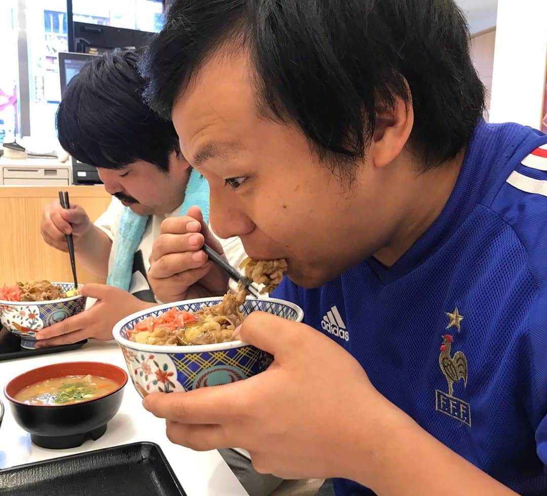 じろうさんのインスタグラム写真 - (じろうInstagram)「益田ともぐら、朝から吉牛の超特盛食べてる。 元気だなぁ。」5月17日 6時04分 - sissonne_jiro