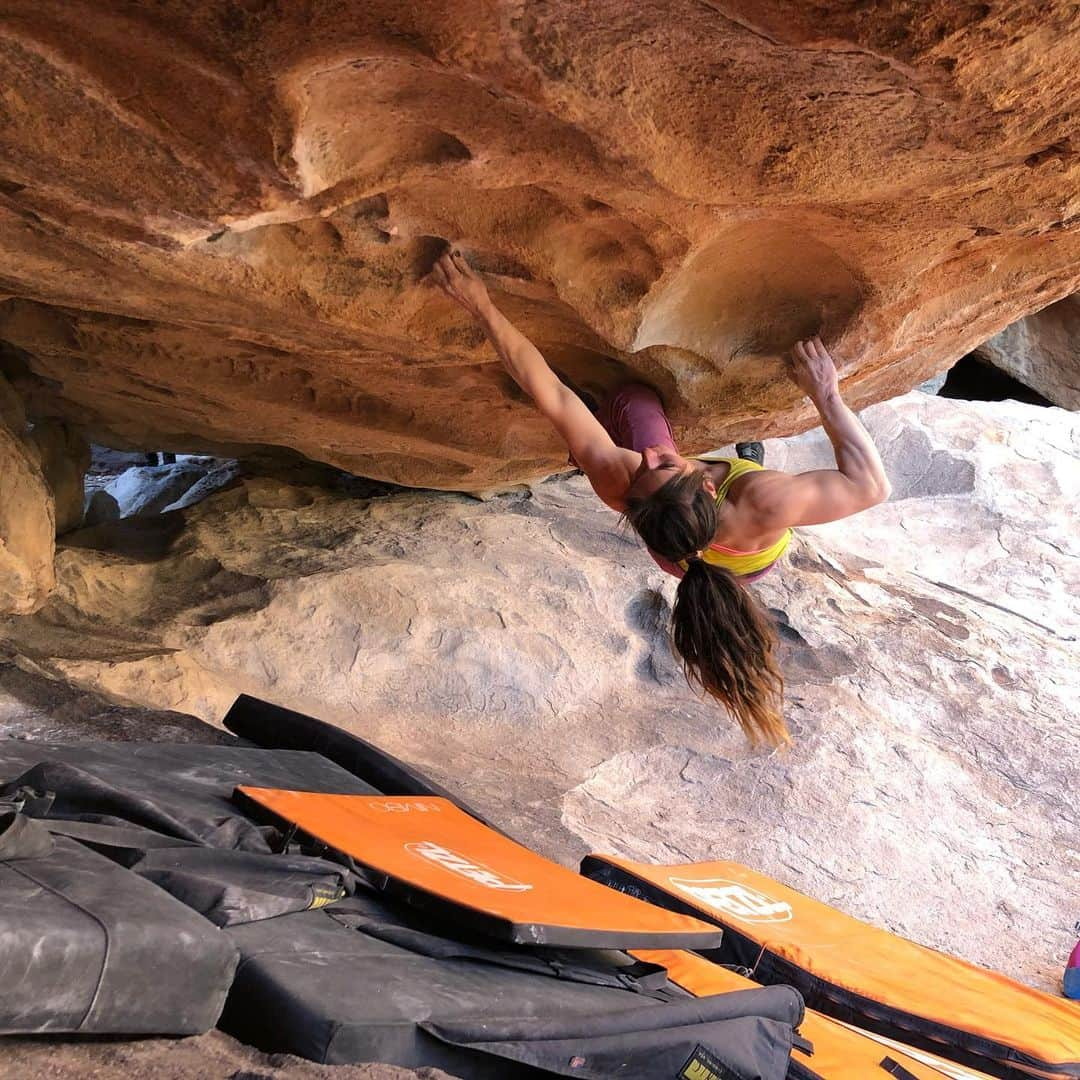 アレックス・パッチシオさんのインスタグラム写真 - (アレックス・パッチシオInstagram)「Thinking of the nice warm days back in Hueco Tanks!  Hope tomorrow brings good weather and fun.... oh and lots of try hard!!! 😁  #warmth #climb #girlswhoclimb #strength #power #uhamikakuto」5月17日 5時56分 - alex_puccio89