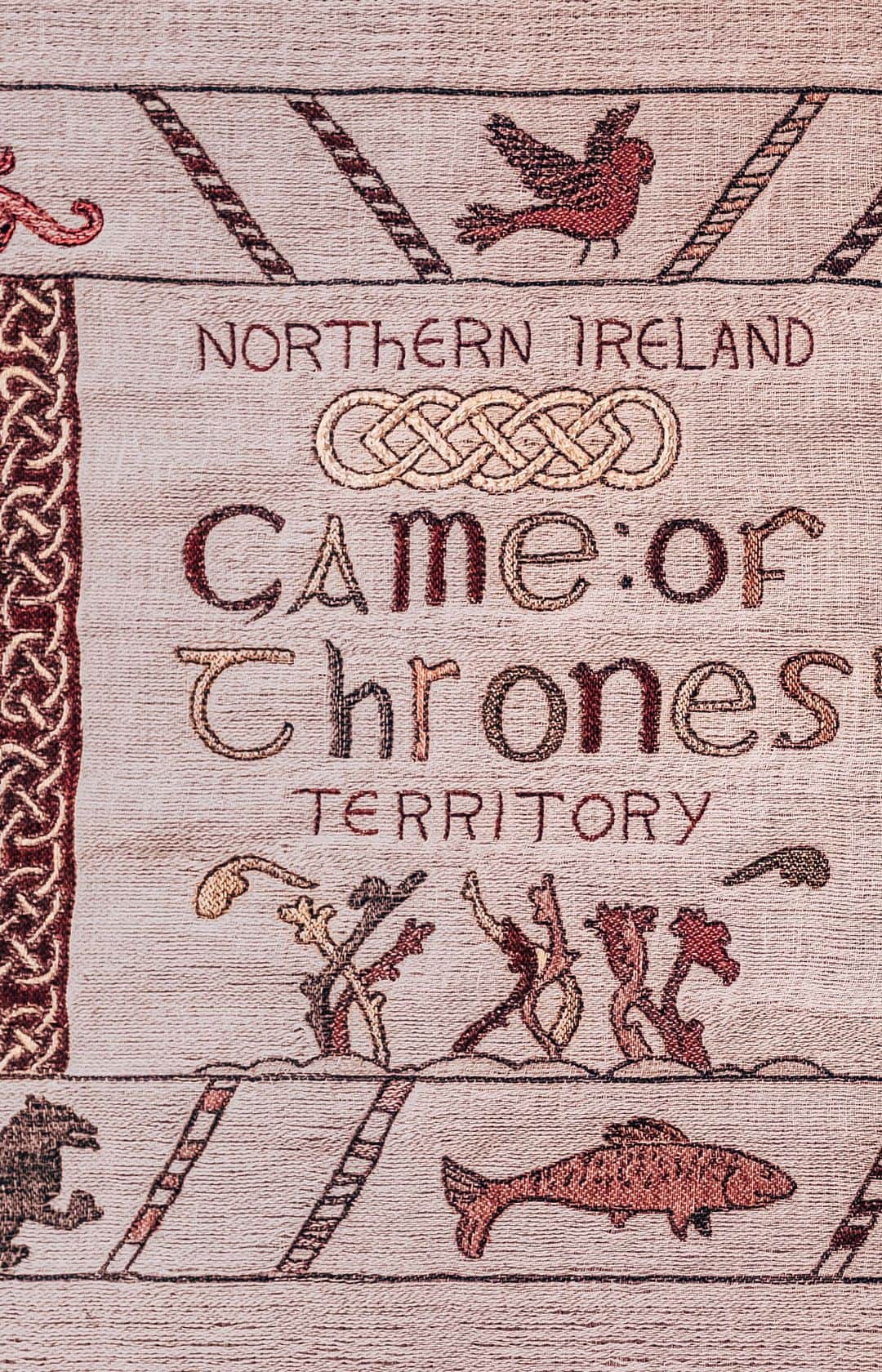 Nicanor Garcíaのインスタグラム：「Turismo de Irlanda ha confeccionado un Tapiz de Juego de Tronos de 77 metros para conmemorar que la serie se ha convertido en parte del patrimonio y cultura de Irlanda del Norte. Se encuentra en el Museo del Ulster . https://www.ireland.com/es-es/features/game-of-thrones-tapestry/ . #GOTTerritory #DiscoverIreland #DiscoverNI #Ireland #LoveIreland #InstaIreland . @tourismireland @descubreirlanda . . . #ShotOnHuawei #HuaweiP30Pro」