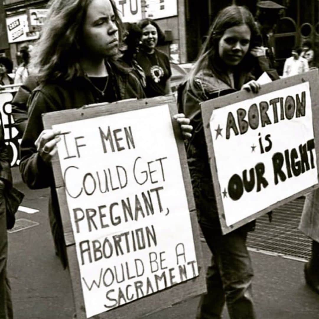 カリーヌ・ロワトフェルドのインスタグラム：「Men will not govern a woman body!🌹#shameonalabama #abortionisawomansright」