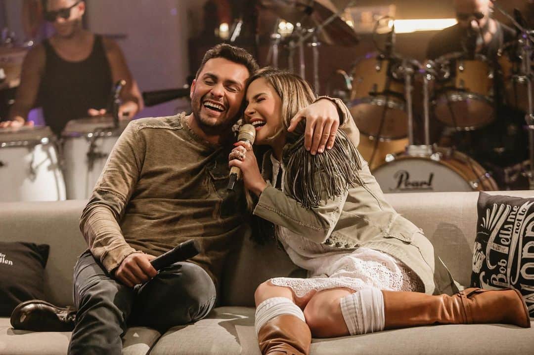 Claudia Leitteのインスタグラム：「#Matutinha chegará aos streamings à meia-noite de hoje! E amanhã, às 13h, vcs assistirão ao clipe no YouTube, em que dois amigos contam uma história de amor que é um chamego só, né, não, @mano_walter?! Eitaaa, que esse São João vai ser bão!!! 👩🏼‍🌾❤👨🏻‍🌾」