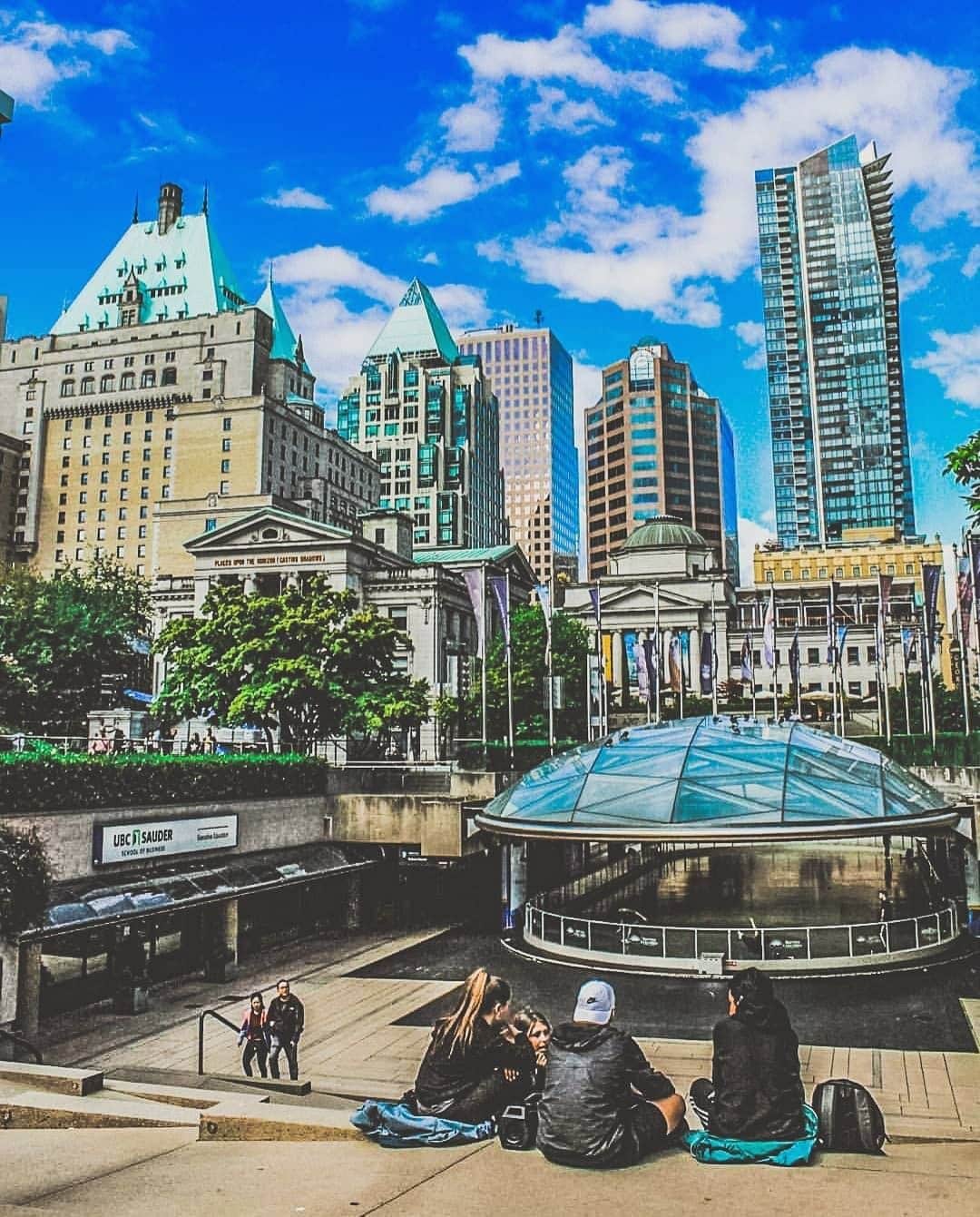 バンクーバー観光局- Tourism Vancouverさんのインスタグラム写真 - (バンクーバー観光局- Tourism VancouverInstagram)「バンクーバーダウンタウンのど真ん中にある、ロブソン・スクエア。周囲にはバンクーバー美術館やホテルなどがあり、ロブソンストリートには数々の人気ショップやレストランが集まっています。⠀ 📷 : @zeekayphotography(Instagram)⠀ .⠀ .⠀ .⠀ #カナダ #バンクーバー #Vancouver #旅 #旅行 #女子旅 #旅好き #一人旅 #海外旅行 #トラベル #旅女子 #旅行好きな人と繋がりたい #旅好きな人と繋がりたい #旅行好き #旅行大好き #旅行行きたい #旅に出たい #海外 #旅の記録 #旅の思い出 #旅行記 #旅したくなるフォト #マイトリップ #マイトリ #retrip_global #風景 #世界一周 #ダレカニミセタイケシキ #青空 #ロブソンスクウェア⠀」5月17日 6時00分 - vancouvertabi