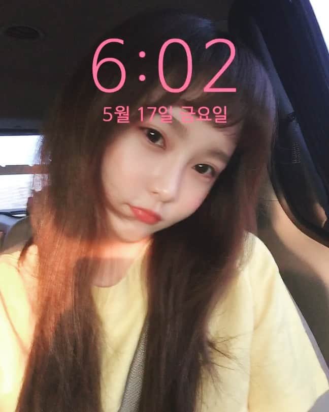 ハ・ウンジンのインスタグラム：「오랜만에 이르케나 이른 출근⏰ 드디어 오늘임미다. 온 우주의 기운을 모아 즈에발 무사히 잘 끝낼 수 있도록 #용왕님보우하사」
