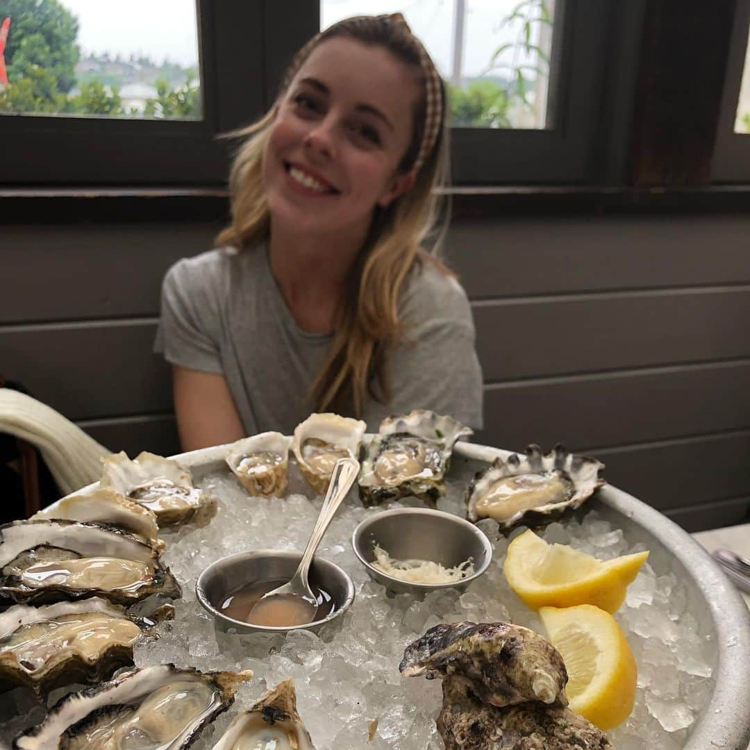 マディソン・ハベルさんのインスタグラム写真 - (マディソン・ハベルInstagram)「Three days off in Washington has been a wonderful mini vacay! Thanks to the birthday girl, @ashwagner2010 , for being my travel buddy. We have ate, drank, and explored our way through this break... but now it’s time to get back to work!  Show #12 tonight in Everett, and our final show will be this Saturday in Portland, OR!  #soifamily #birthday #washingtonstate #seattle #food #oysters #wine #coffee」5月17日 6時14分 - splashmadison