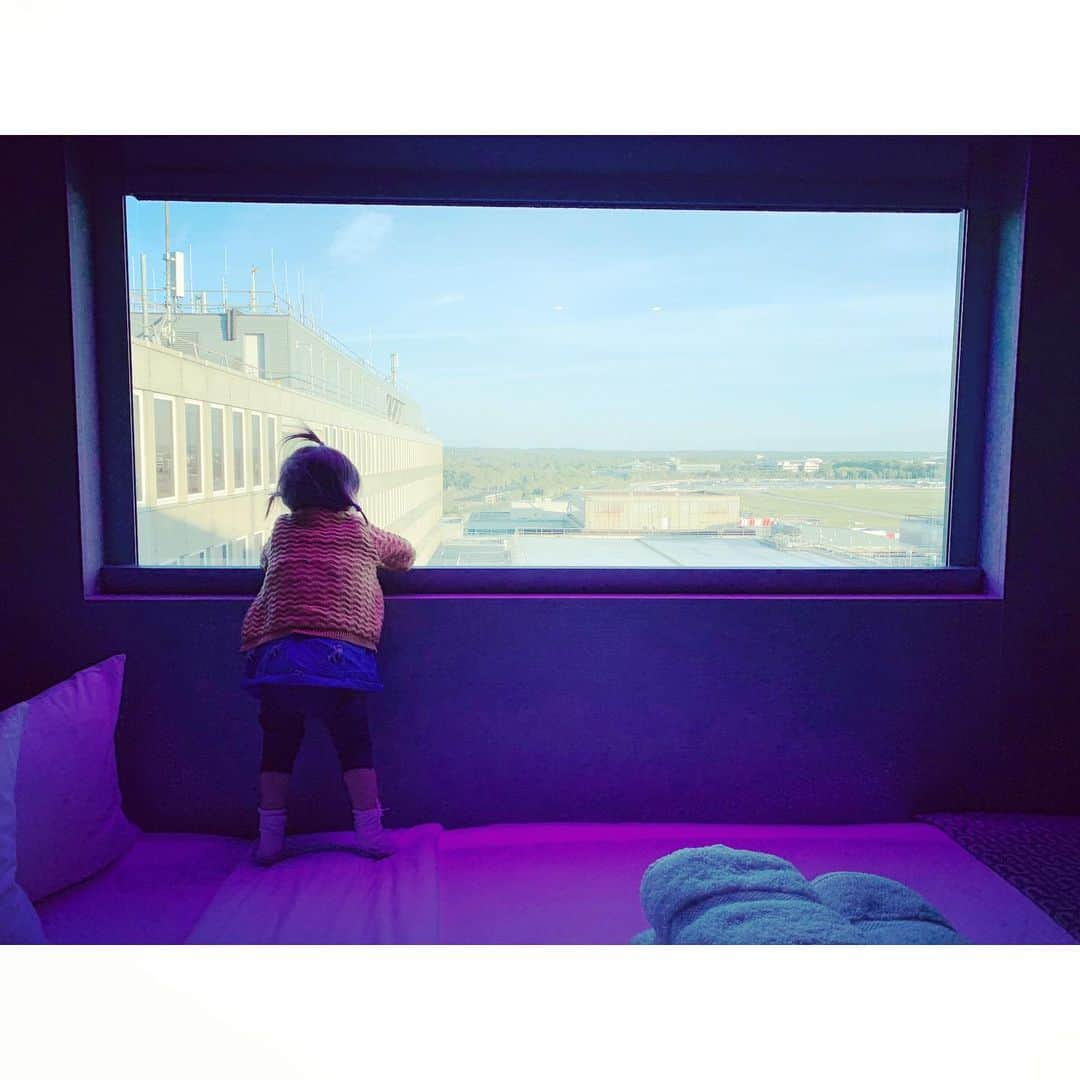 ダイアナ湯川さんのインスタグラム写真 - (ダイアナ湯川Instagram)「Aeroplane watching ✈️ . . . . #daughter #toddler #babygirl #hotel #airport #aeroplane #view #cutie #mamalife #motherhood #travel」5月17日 6時14分 - diana.yukawa