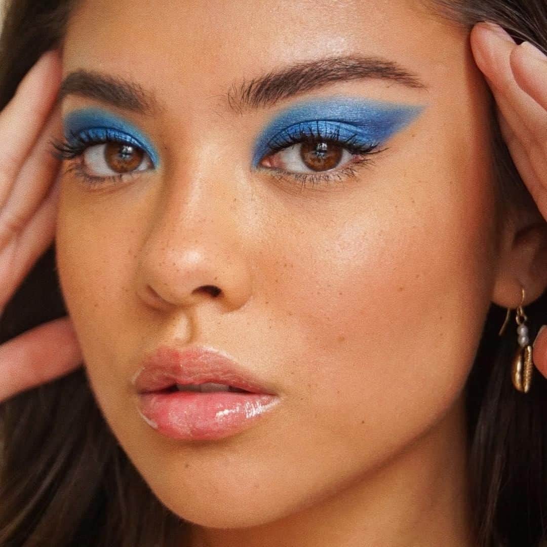 NARSさんのインスタグラム写真 - (NARSInstagram)「It’s all in the eyes. Stay true, stay blue. #regram @majcindy  Products Used: Eyeshadow in Showgirl, Brow Perfector in NÄIA, Climax Mascara, Full Vinyl Lip Lacquer in At First Sight.」5月17日 6時22分 - narsissist