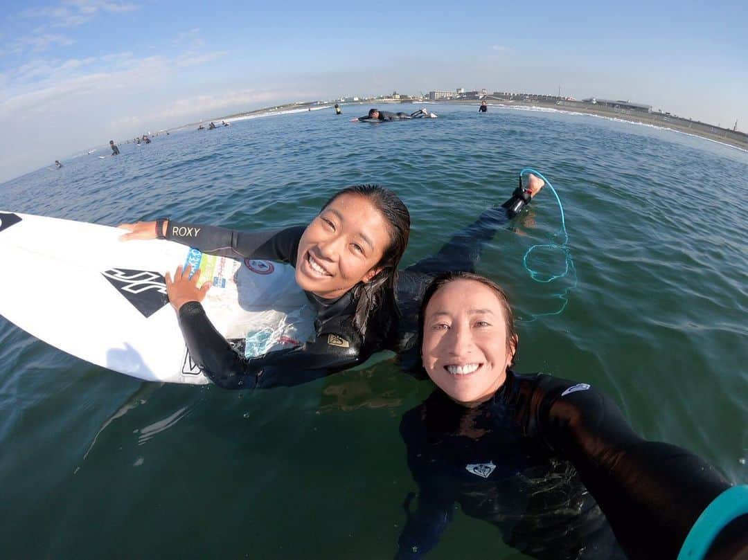 金子藍さんのインスタグラム写真 - (金子藍Instagram)「久しぶりに @naoomura と鵠沼でサーフィン🏄‍♀️ . ヤッパリいいね❤️奈央とのサーフィン楽しい . #roxy #roxyjapan #roxysurfclub #roxywetsuit #roxywetsuits #鵠沼 #湘南 #gopro #サーフィン女子 #サーフィン #trip #海 #gopro #goprojp #goproのある生活 #湘南」5月17日 6時23分 - aikaneko_surf