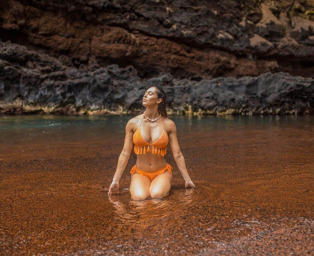 のインスタグラム：「@fashionnova  #redsandbeach was my favorite part of #theroadtohana . . #travel #hawaii #maui #fashionnova #novababe」