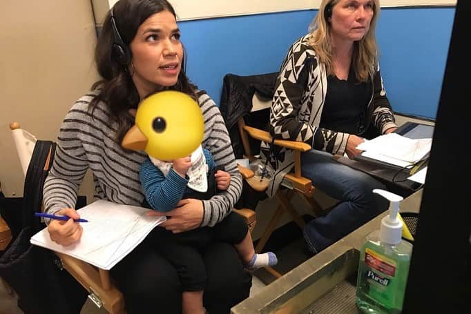 アメリカ・フェレーラさんのインスタグラム写真 - (アメリカ・フェレーラInstagram)「I Directed part 1 of tonight’s one-hour finale of SUPERSTORE! There’s nothing I don’t love about making this show! Directing it brings me so much joy! Acting alongside this incredible cast has strengthened my abs from laughing. And as you’ll see tonight, the show isn’t afraid to be as bold as it is funny and smart. Enjoy our Season 4 Finale!! And we’ll see you in the fall for Season 5! *** Big shout out to my assistant director- the little chicken, Baz. **** Oh, and, to my two sisters, @therealanaortiz & @anjelahjohnson who came to play in my episode as guest stars! It was so fun!!! 😘😘😘」5月17日 6時28分 - americaferrera