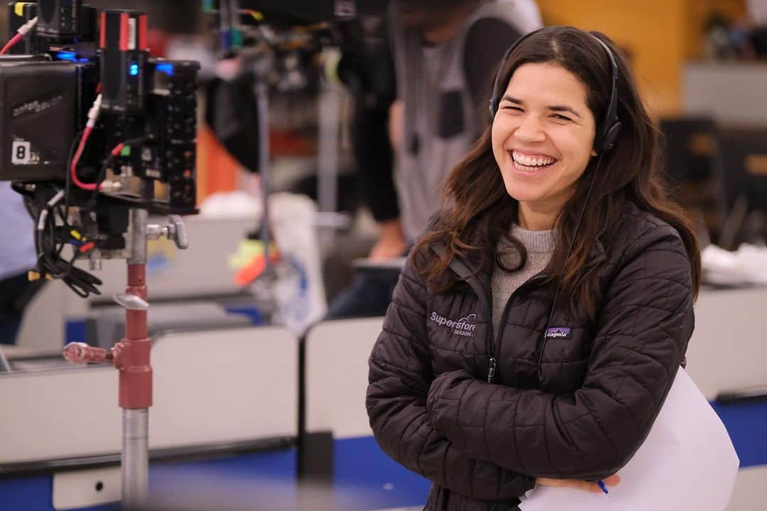 アメリカ・フェレーラさんのインスタグラム写真 - (アメリカ・フェレーラInstagram)「I Directed part 1 of tonight’s one-hour finale of SUPERSTORE! There’s nothing I don’t love about making this show! Directing it brings me so much joy! Acting alongside this incredible cast has strengthened my abs from laughing. And as you’ll see tonight, the show isn’t afraid to be as bold as it is funny and smart. Enjoy our Season 4 Finale!! And we’ll see you in the fall for Season 5! *** Big shout out to my assistant director- the little chicken, Baz. **** Oh, and, to my two sisters, @therealanaortiz & @anjelahjohnson who came to play in my episode as guest stars! It was so fun!!! 😘😘😘」5月17日 6時28分 - americaferrera