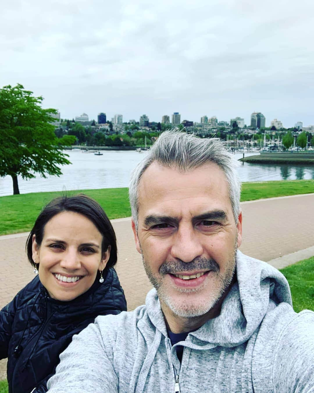 メーガン・デュアメルさんのインスタグラム写真 - (メーガン・デュアメルInstagram)「2 days together is better than no days together. Biking the seawall in gloomy Vancouver.  #Vancouver #bikeride #seawall #typicalvancouverweather」5月17日 6時35分 - meaganduhamel