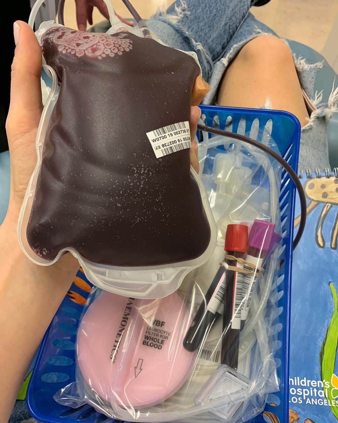 ジェシカ・ビールさんのインスタグラム写真 - (ジェシカ・ビールInstagram)「This morning I donated a pound of blood to @childrensla and I heartily encourage you to donate if you’re able to. My little niece is having surgery here soon and I wanted to help in some small way. Donating blood is the easiest way to help doctors and caregivers save lives- plus you get a sticker after! We’re all in this together 💪🏻💗」5月17日 6時37分 - jessicabiel