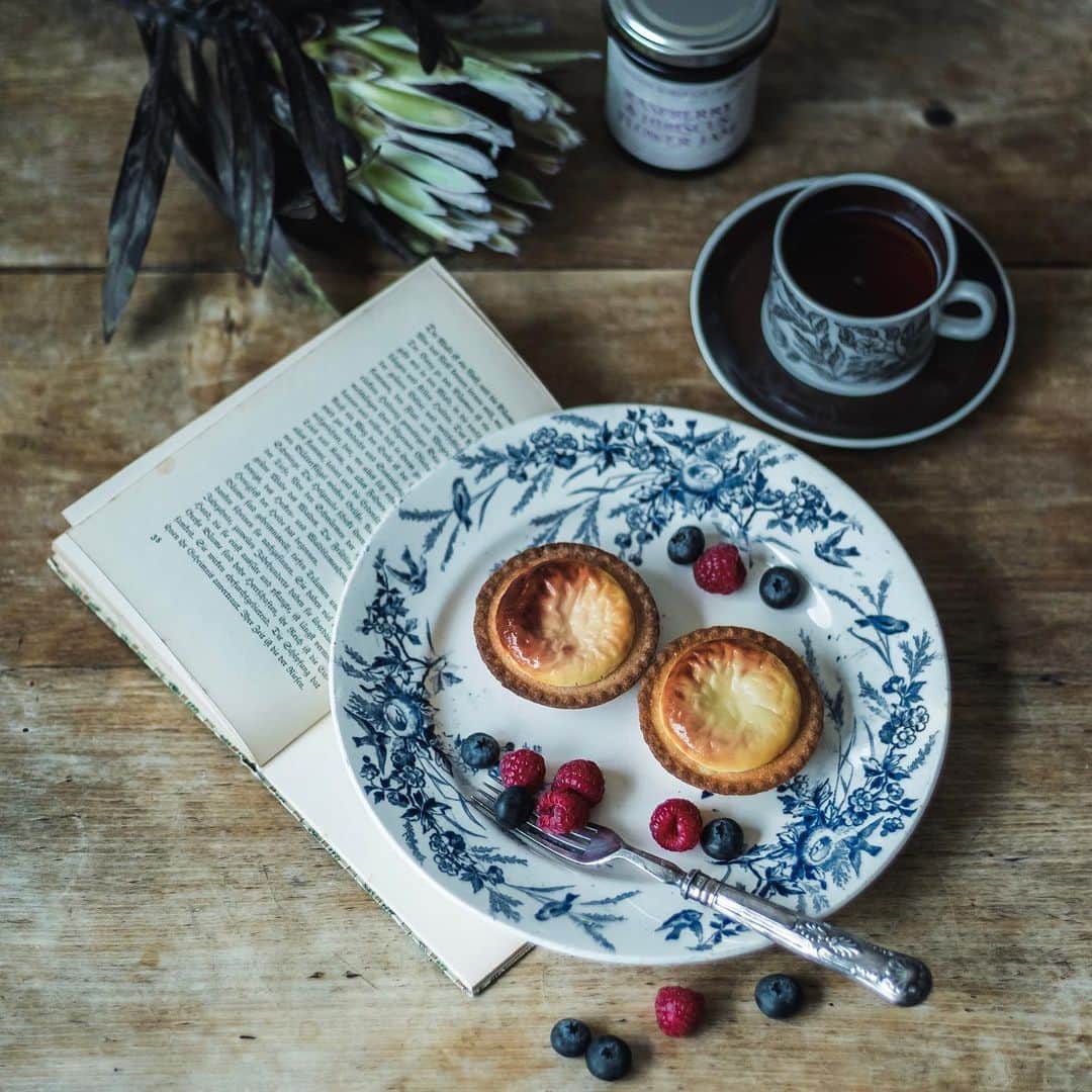 中野晴代さんのインスタグラム写真 - (中野晴代Instagram)「・ BAKE CHEESE TARTE ・ ここのタルト大好きなので、 写真撮らせていただけて嬉しい😭 ・ ・ #bakecheesetart #ベイクチーズタルト #テーブルフォト #洋書 #北欧食器 #プロテア #londonboroughofjam」5月17日 6時45分 - haruyonakano