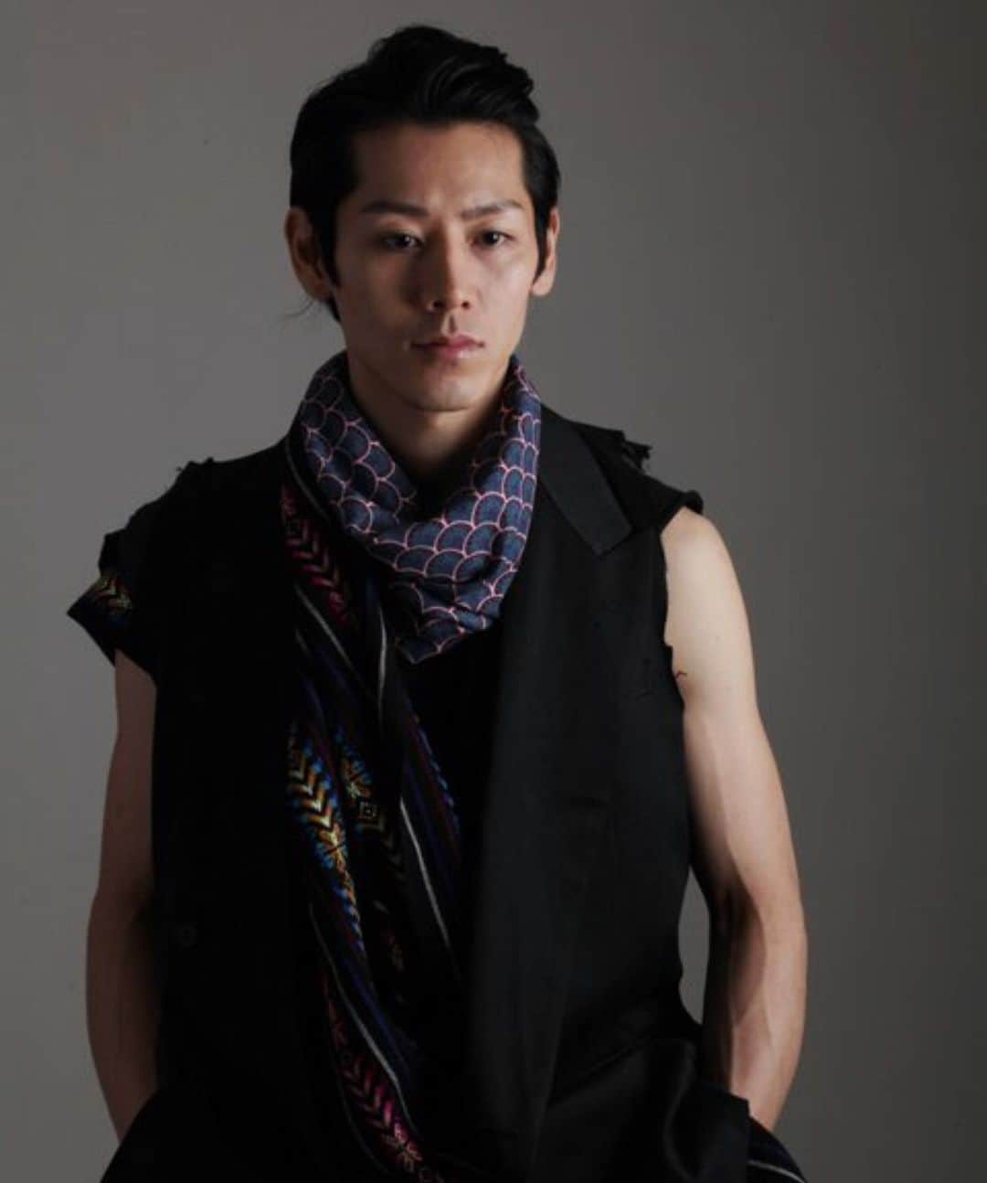 小林尊のインスタグラム：「still love this photo taken about 10 years ago. Photo: Tetsuhiro Koyanagi Styling: @maggiechatter  時間が経ってもこの写真は好き。 首に巻いてるのはインナーチュービング by マギー・ジェームス  #competitiveeater #takerukobayashi #小林尊 #フードファイター」