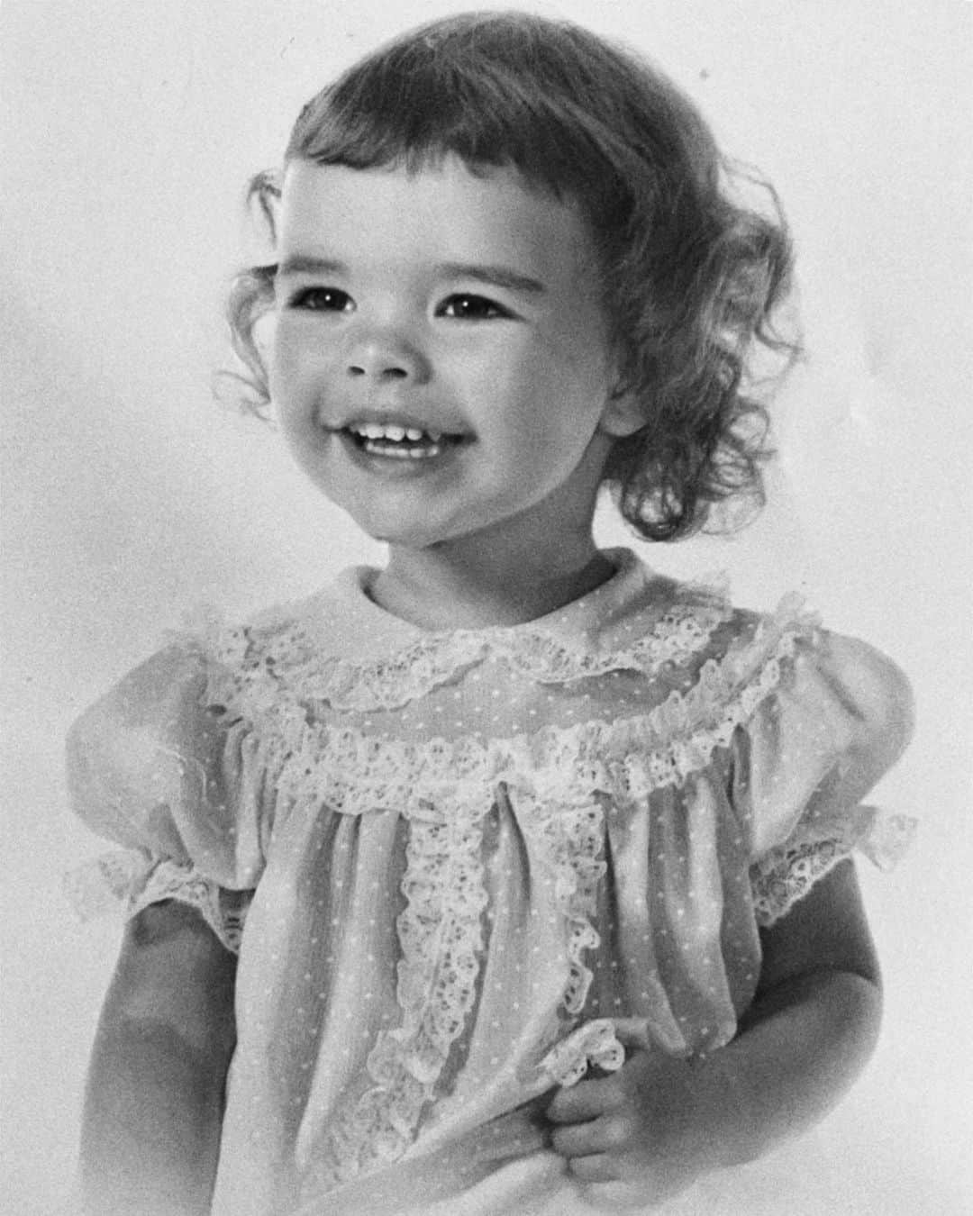 ケリー・オックスフォードさんのインスタグラム写真 - (ケリー・オックスフォードInstagram)「1980: Baby bangs and pacifier teeth was my lewk. #tbt」5月17日 6時57分 - kellyoxford