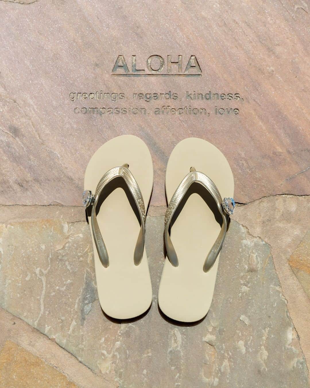Popits Hawaiiさんのインスタグラム写真 - (Popits HawaiiInstagram)「A L O H A 🤙⠀ Flat Two-tone Sand/Lt.Gold x SW shell crystal🔮♥⠀ ⠀ ⠀ #popitshawaii #ポピッツ #sandals #charms #alohastate #luckywelivehawaii #waikiki #footwear #thong #happyfeet #flipflops #slippers #ハワイ #ハワイ旅行 #ハワイ好き #ハワイ大好き #ハワイ好きな人と繋がりたい #ビーチサンダル #フラ #フラダンス #占い #thursday #tbt #throwbackthursday #inspiration #throwback #ootd #thursdaythoughts」5月17日 7時00分 - popitshawaii