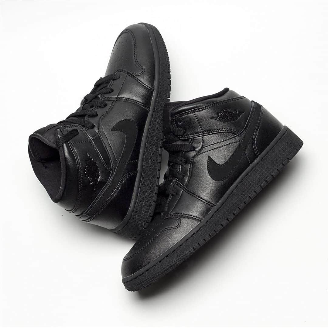 Sneaker News x Jordans Dailyさんのインスタグラム写真 - (Sneaker News x Jordans DailyInstagram)「Jordan Brand giving the AJ1 Mid a Triple Black scheme. How do you feel about these? Link in bio for more details #jordansdaily」5月17日 7時13分 - jordansdaily