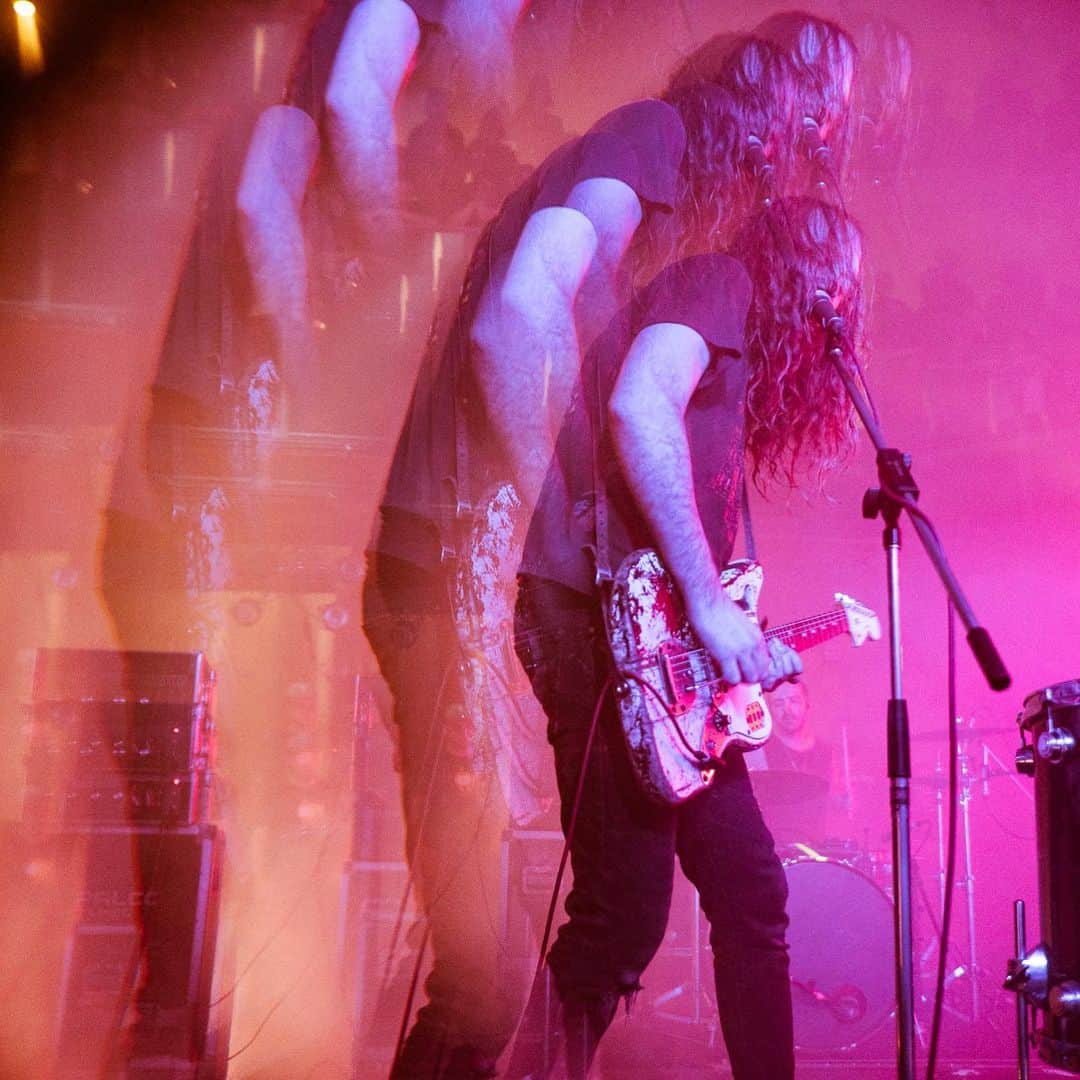 A Place to Bury Strangersのインスタグラム：「Hell Yeah!  Great shot by @fernandoyokota from our show in #saopaulo #brazil #intheround #beyondthunderdome #aplacettoburystrangers #aptbs #oliverackermann #steelguitar #heartofgold」