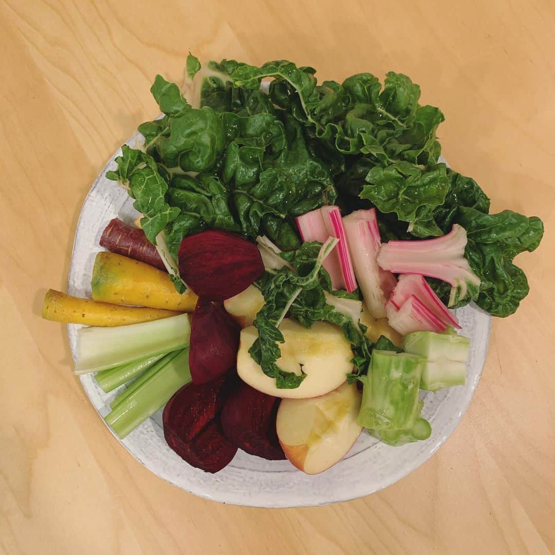 OLIVIAのインスタグラム：「Today’s pressed juices veggies. 🌈🥰💚🍎🥬🥦🥕😍💖 rainbow chard, broccoli stems, apple, carrots, beets, and celery」