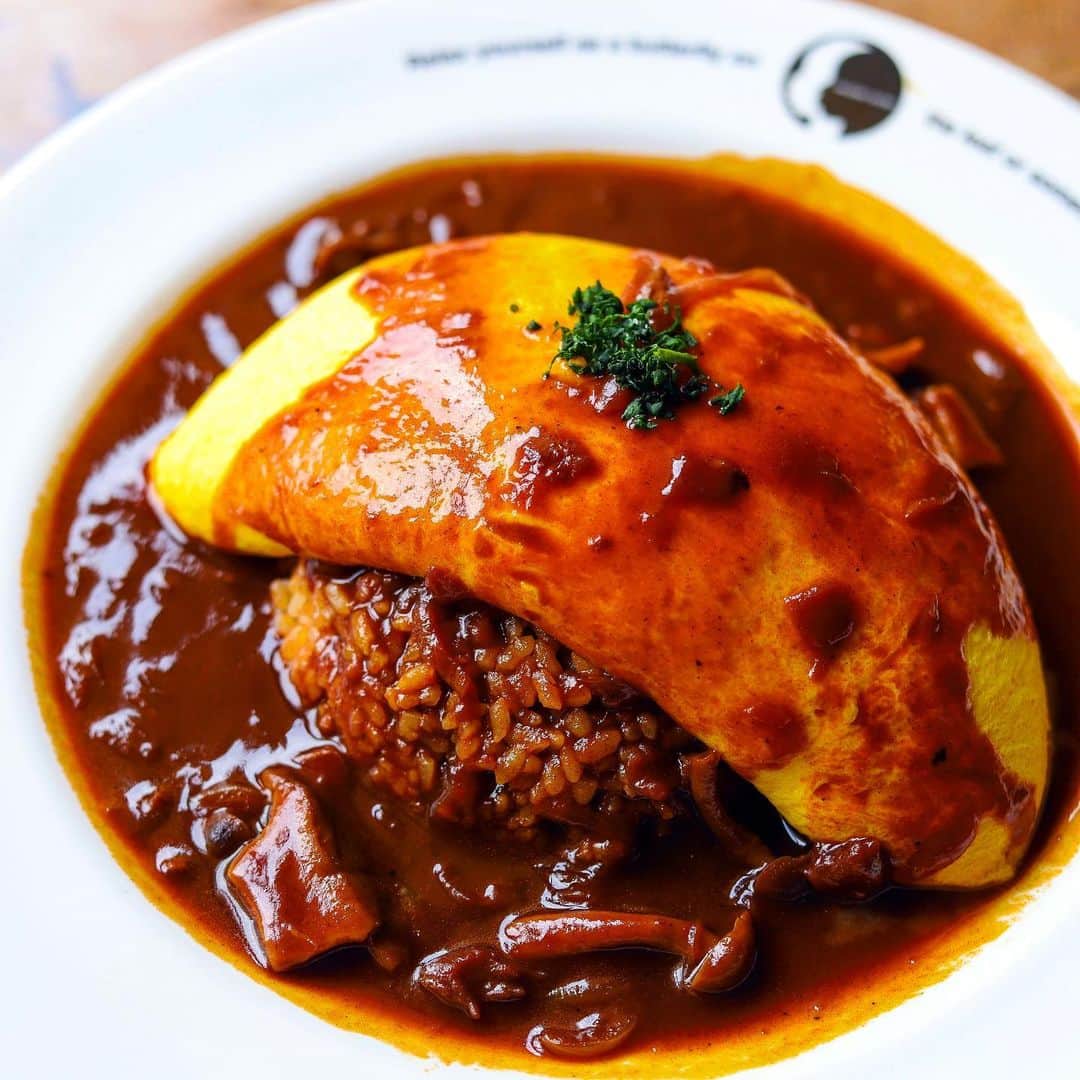 きょん。さんのインスタグラム写真 - (きょん。Instagram)「. .  Cafe Mamounia  デミのかかった ごはんの上に デローンと 横たわるタマゴ。  何度食べても 飽きないやつ🤤  #Mamounia #マムーニア#lunch」5月17日 7時10分 - kyon_tokiiro