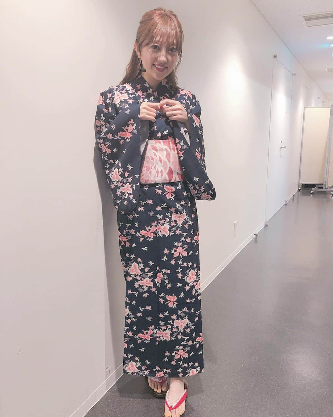 菊地亜美さんのインスタグラム写真 - (菊地亜美Instagram)「・ おはようございます🌞 お仕事で久しぶりの浴衣👘🌸👘🌸 髪少しピンク系にしたから光に当たるとほんのりpink🌸 この時間の投稿は私にしては珍しい✌︎✌︎✌︎」5月17日 7時15分 - amikikuchi0905