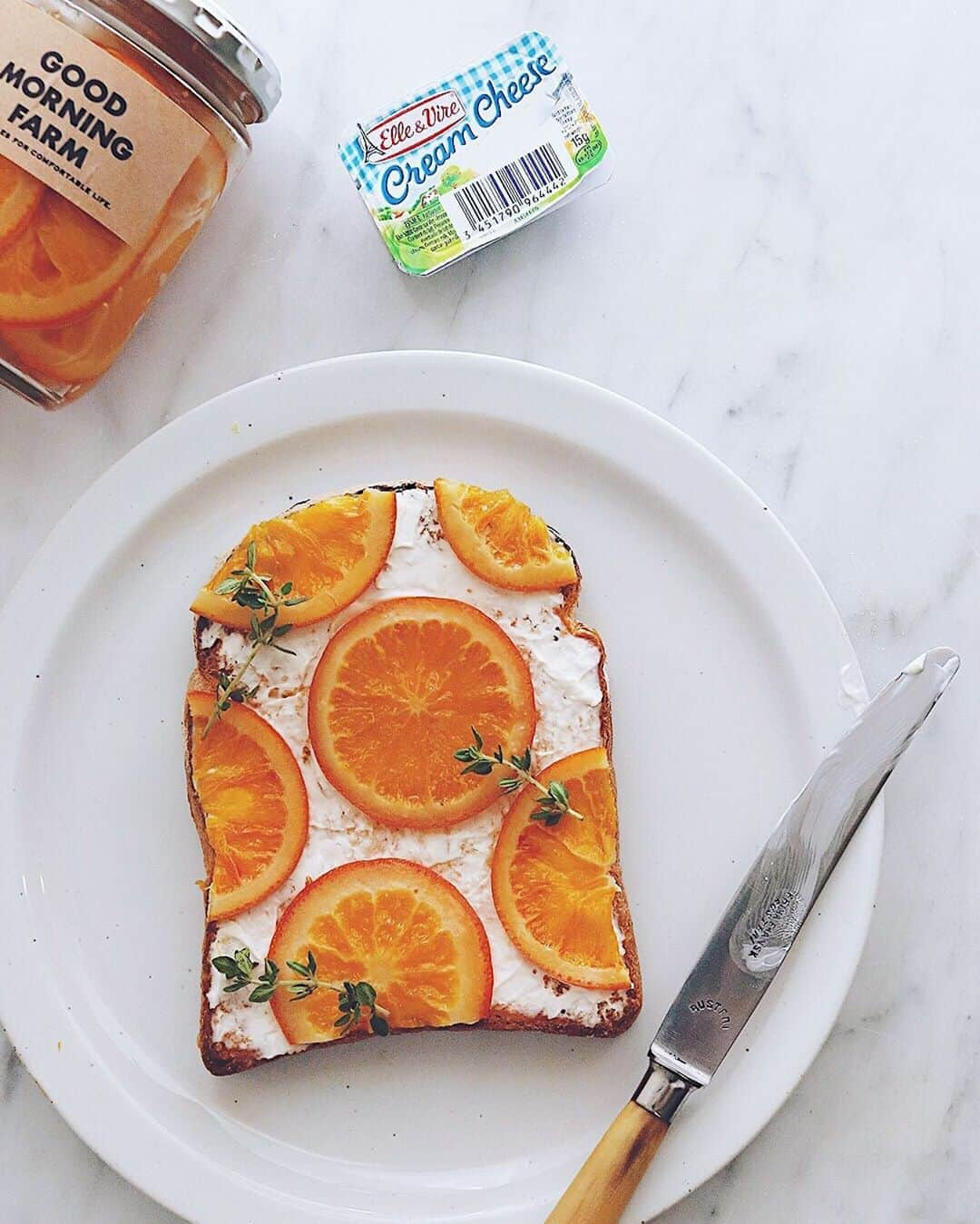 樋口正樹さんのインスタグラム写真 - (樋口正樹Instagram)「Orange toast . トーストしたパンに、 クリームチーズ塗り ブラッドオレンジの シロップ煮をのせて、 そっとタイム飾って . . @good_morning_farm @takaki_bakery_official @elleetvire . #オレンジトースト #ブラッドオレンジ #ブラッドオレンジシロップ煮 #タカキベーカリー #石窯パン #山型トースト #toast #orangetoast #goodmorningfarm #elleetvire」5月17日 7時31分 - higuccini