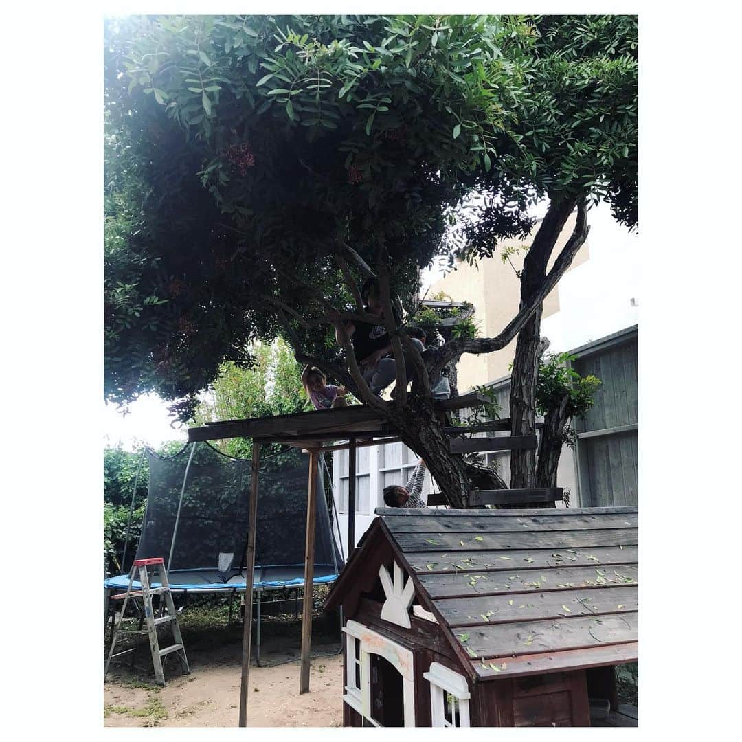 MINMIさんのインスタグラム写真 - (MINMIInstagram)「tree houseはお父さんの手作りなんだって ^_^ 近所の子供が遊びにおいでって誘ってくれたよ。 トランポリンに言葉はい、ら、な、い❤️w」5月17日 7時30分 - minmidesu