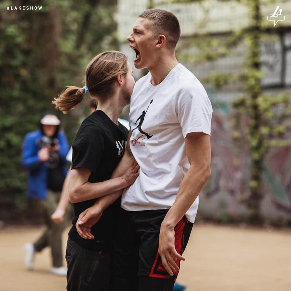 Los Angeles Lakersさんのインスタグラム写真 - (Los Angeles LakersInstagram)「Berlin Born. Berlin Bred.  @moritz_weasley hoops beneath his hometown mural 🇩🇪」5月17日 7時40分 - lakers