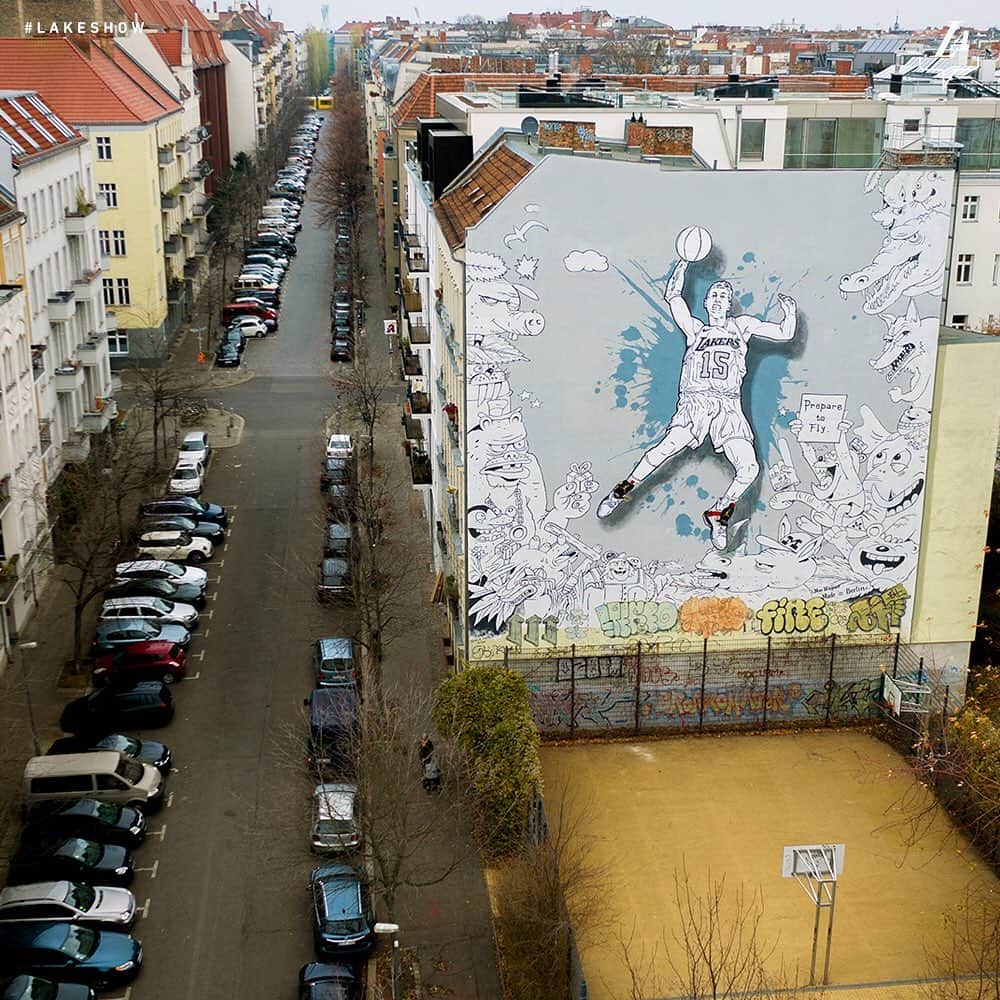 Los Angeles Lakersさんのインスタグラム写真 - (Los Angeles LakersInstagram)「Berlin Born. Berlin Bred.  @moritz_weasley hoops beneath his hometown mural 🇩🇪」5月17日 7時40分 - lakers