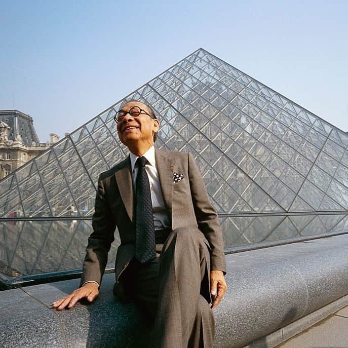 ELLE DECORさんのインスタグラム写真 - (ELLE DECORInstagram)「Renowned architect I.M. Pei has died at the age of 102. Pei’s legacy includes some of the most iconic structures in the world, including the glass pyramid at the Louvre museum, Cleveland's the Rock and Roll Hall of Fame, and the Museum of Islamic Art, in Doha, Qatar. "Modern architecture needed to be part of an evolutionary, not a revolutionary, process,” Pei once said.」5月17日 7時32分 - elledecor