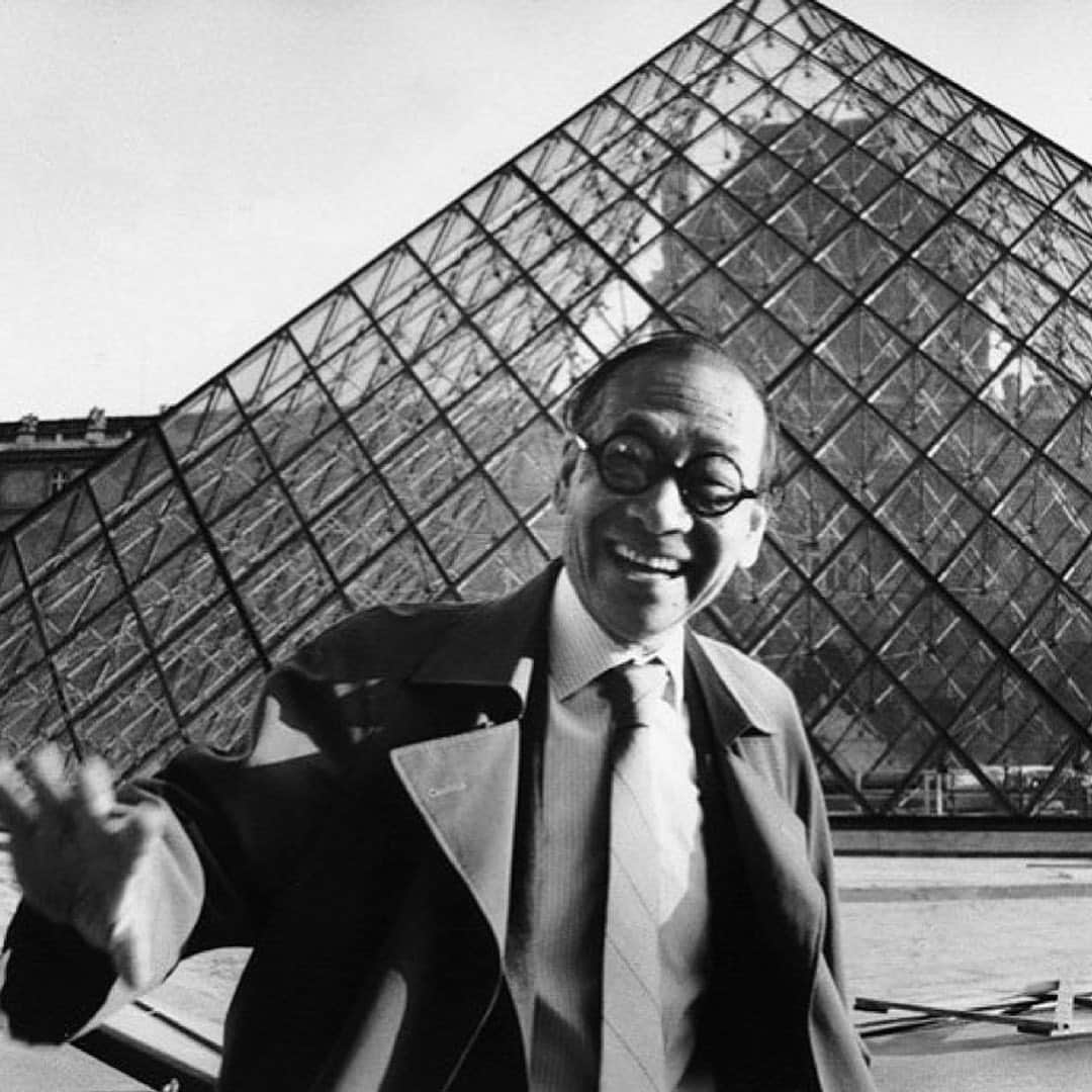 Design Milkさんのインスタグラム写真 - (Design MilkInstagram)「A legend lost. 💔 Architect #IMPei designed landmark buildings around the world in his decades-long career, including his notable glass pyramid at the entry of the @museelouvre, before his passing yesterday at 102 years old. His legacy will live on and continue to inspire for years to come.」5月17日 7時34分 - designmilk