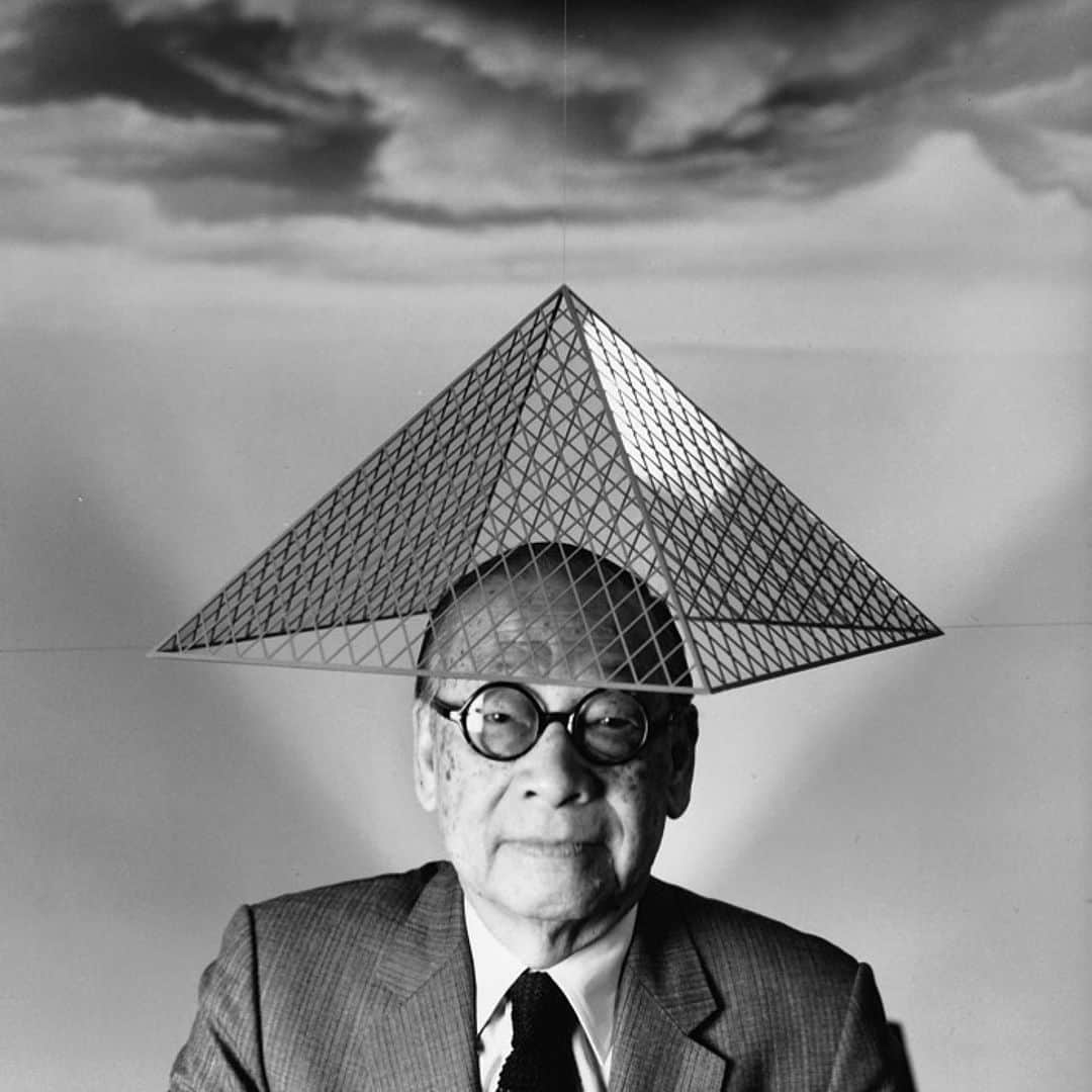 Design Milkさんのインスタグラム写真 - (Design MilkInstagram)「A legend lost. 💔 Architect #IMPei designed landmark buildings around the world in his decades-long career, including his notable glass pyramid at the entry of the @museelouvre, before his passing yesterday at 102 years old. His legacy will live on and continue to inspire for years to come.」5月17日 7時34分 - designmilk