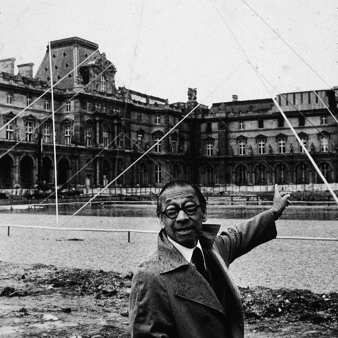 Design Milkさんのインスタグラム写真 - (Design MilkInstagram)「A legend lost. 💔 Architect #IMPei designed landmark buildings around the world in his decades-long career, including his notable glass pyramid at the entry of the @museelouvre, before his passing yesterday at 102 years old. His legacy will live on and continue to inspire for years to come.」5月17日 7時34分 - designmilk