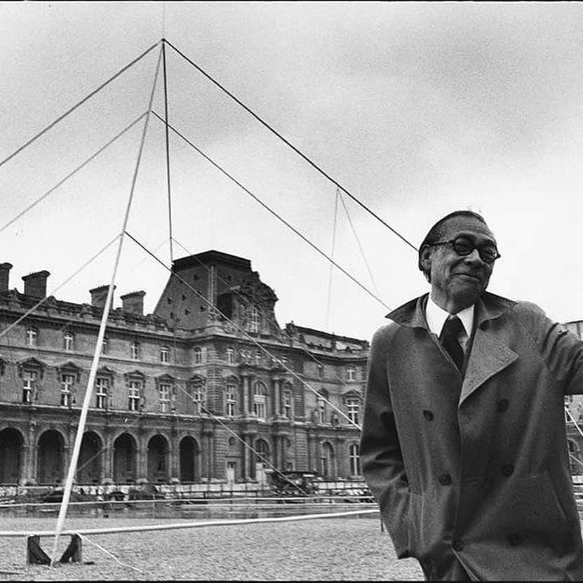 Design Milkさんのインスタグラム写真 - (Design MilkInstagram)「A legend lost. 💔 Architect #IMPei designed landmark buildings around the world in his decades-long career, including his notable glass pyramid at the entry of the @museelouvre, before his passing yesterday at 102 years old. His legacy will live on and continue to inspire for years to come.」5月17日 7時34分 - designmilk