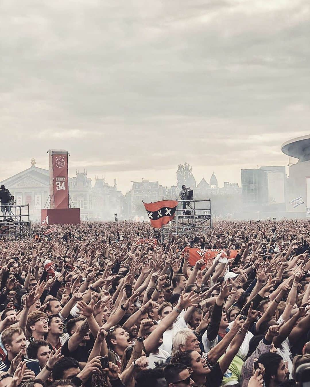 ラセ・シェーネのインスタグラム：「What a historical season it has been. I’m so proud to be a part of this incredible group of people. We have worked hard all year to accomplish our goals and that’s why it felt amazing to stand on that podium in the middle of our beautiful city, holding those trophy’s and celebrating together. My love and gratitude goes out to all you who has supported us throughout the season ♥️🙏🏻 #ajax #34」