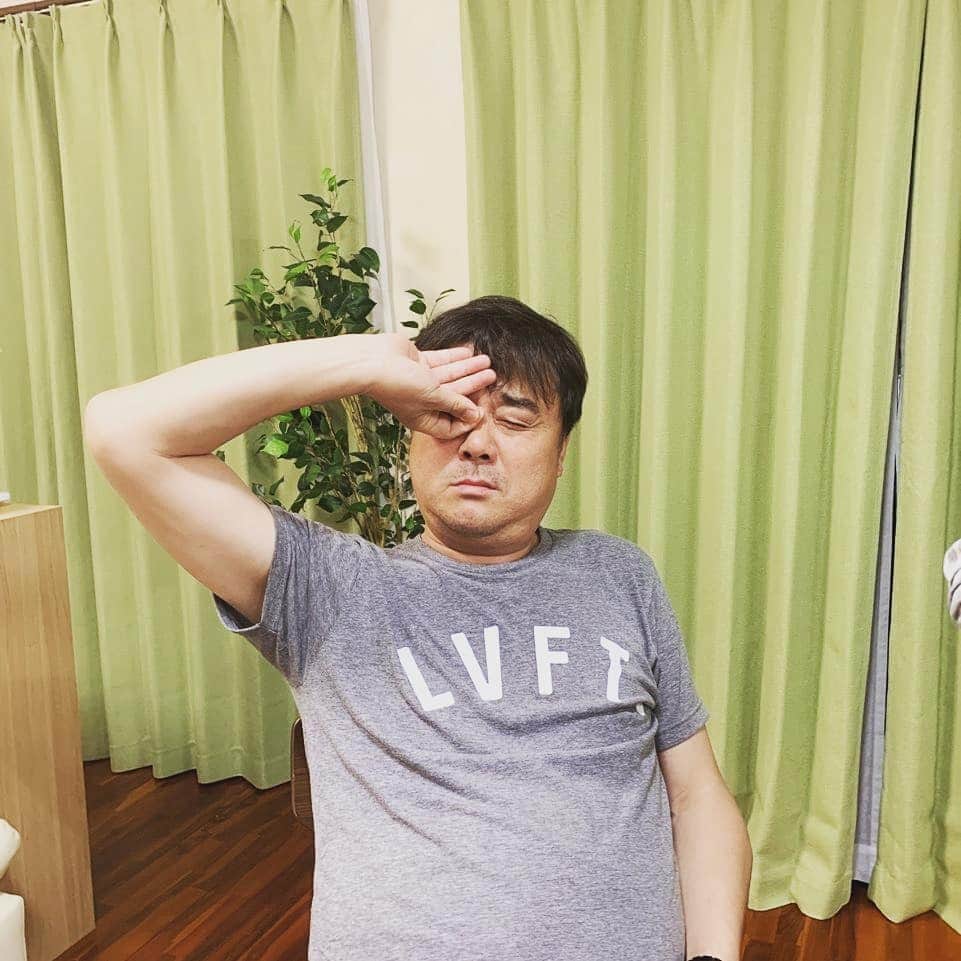 ホ・ジョンミンのインスタグラム：「이런포즈를 취해줘야 #인싸 라며? 우린 #핵인싸」